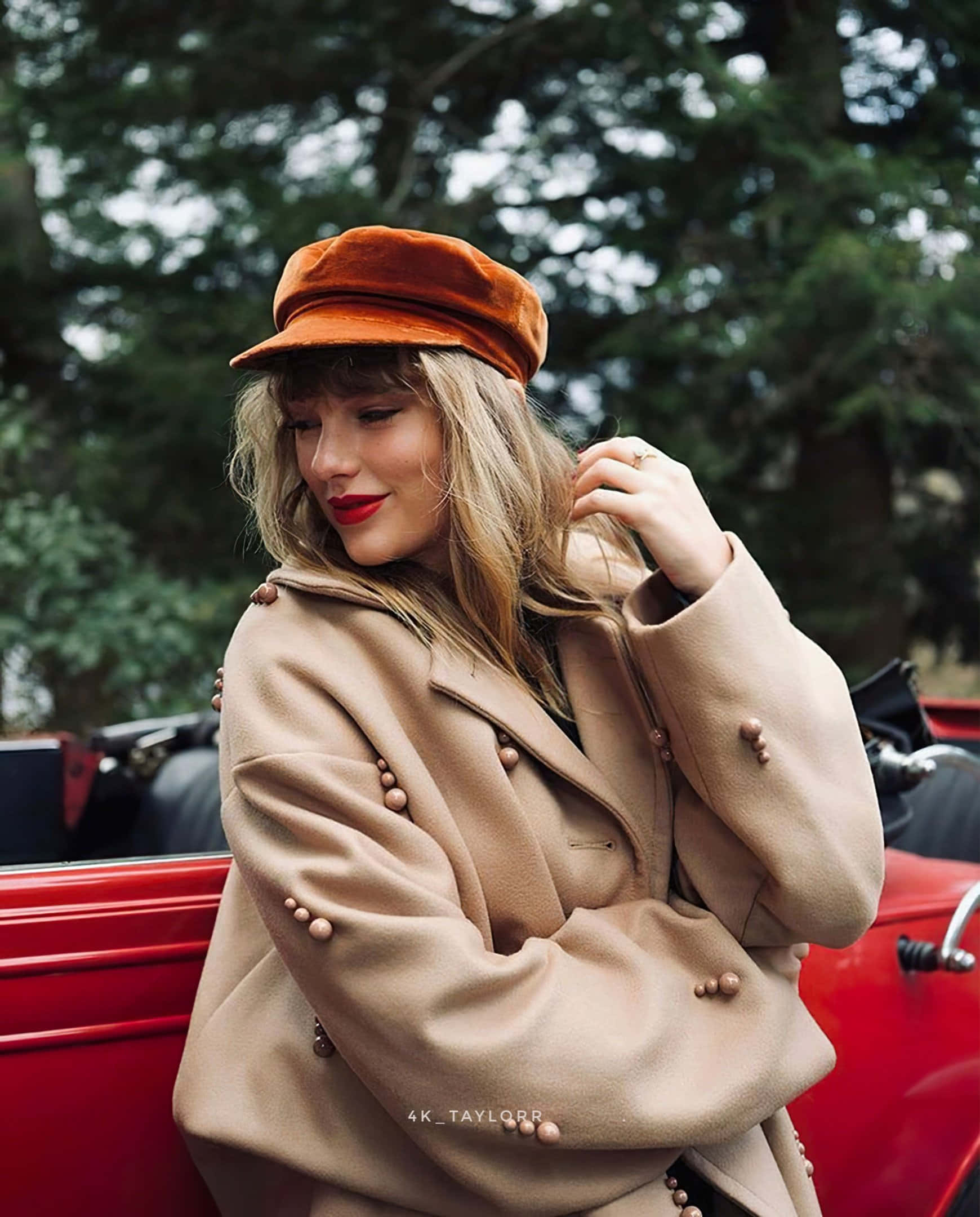 Taylor uden for den røde cabriolet i Red Taylors Version Wallpapers