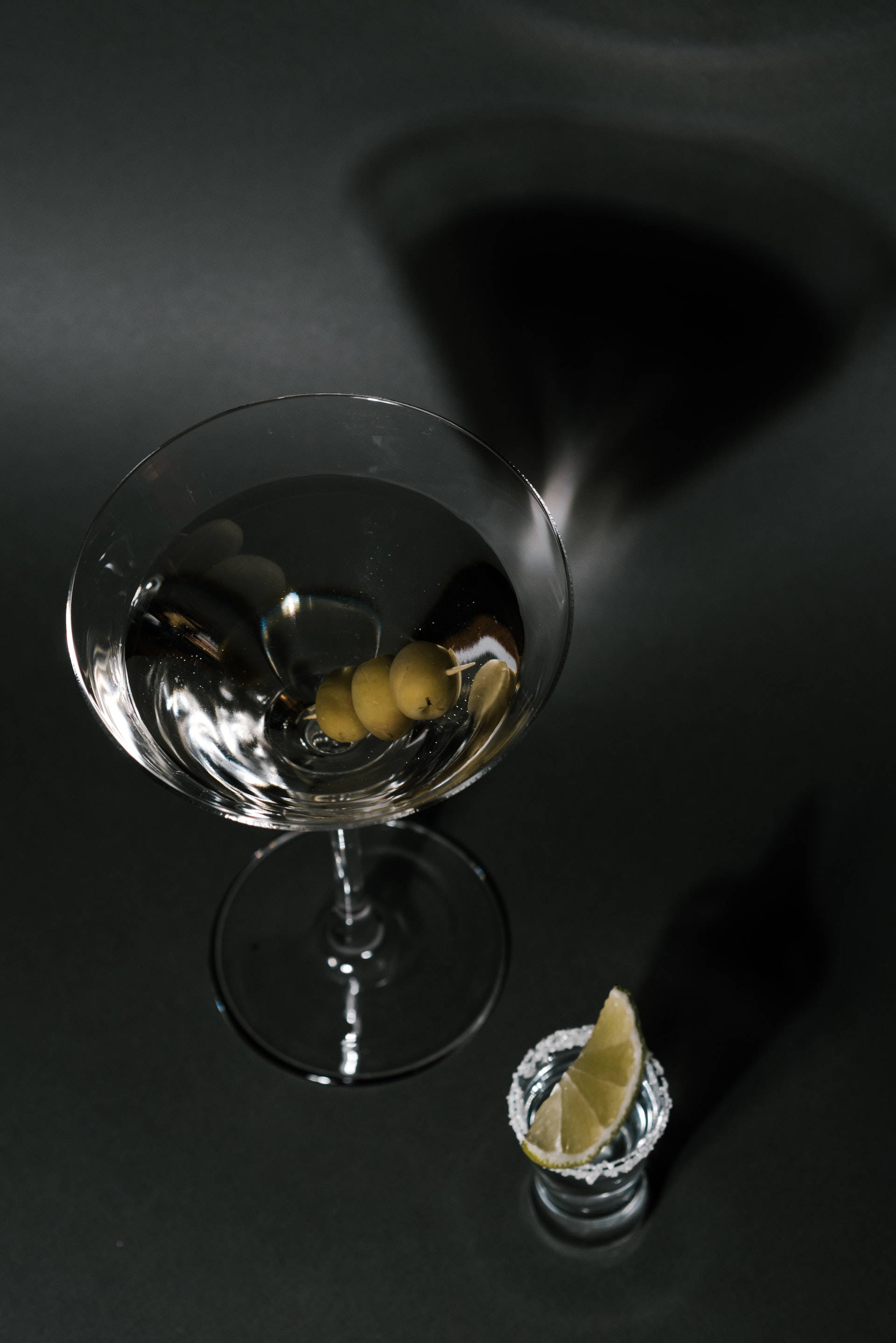 Tequila Martini med Oliven og Citronskive Wallpapers