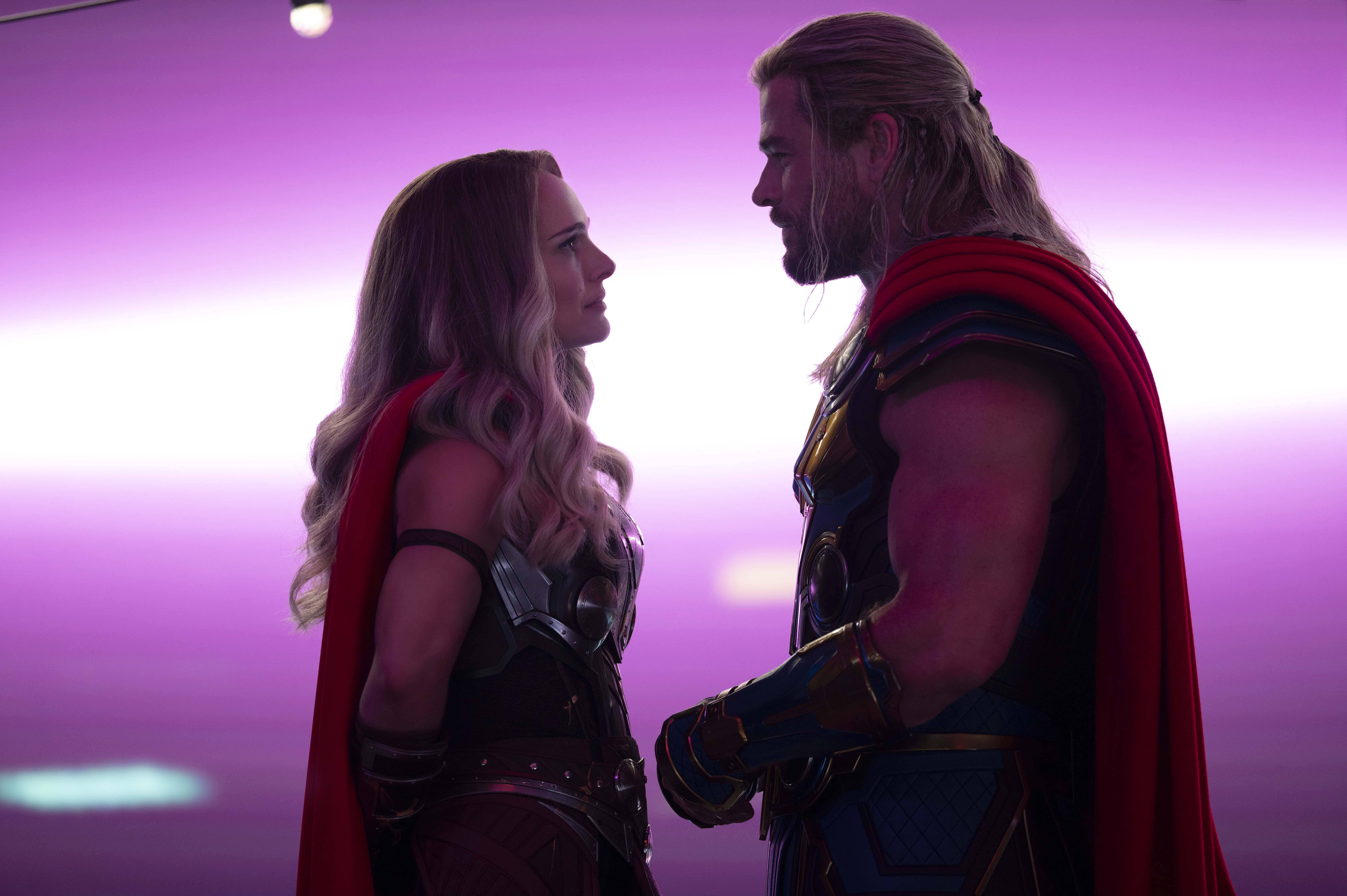 Thor Love And Thunder Genforenede Elskende Wallpapers