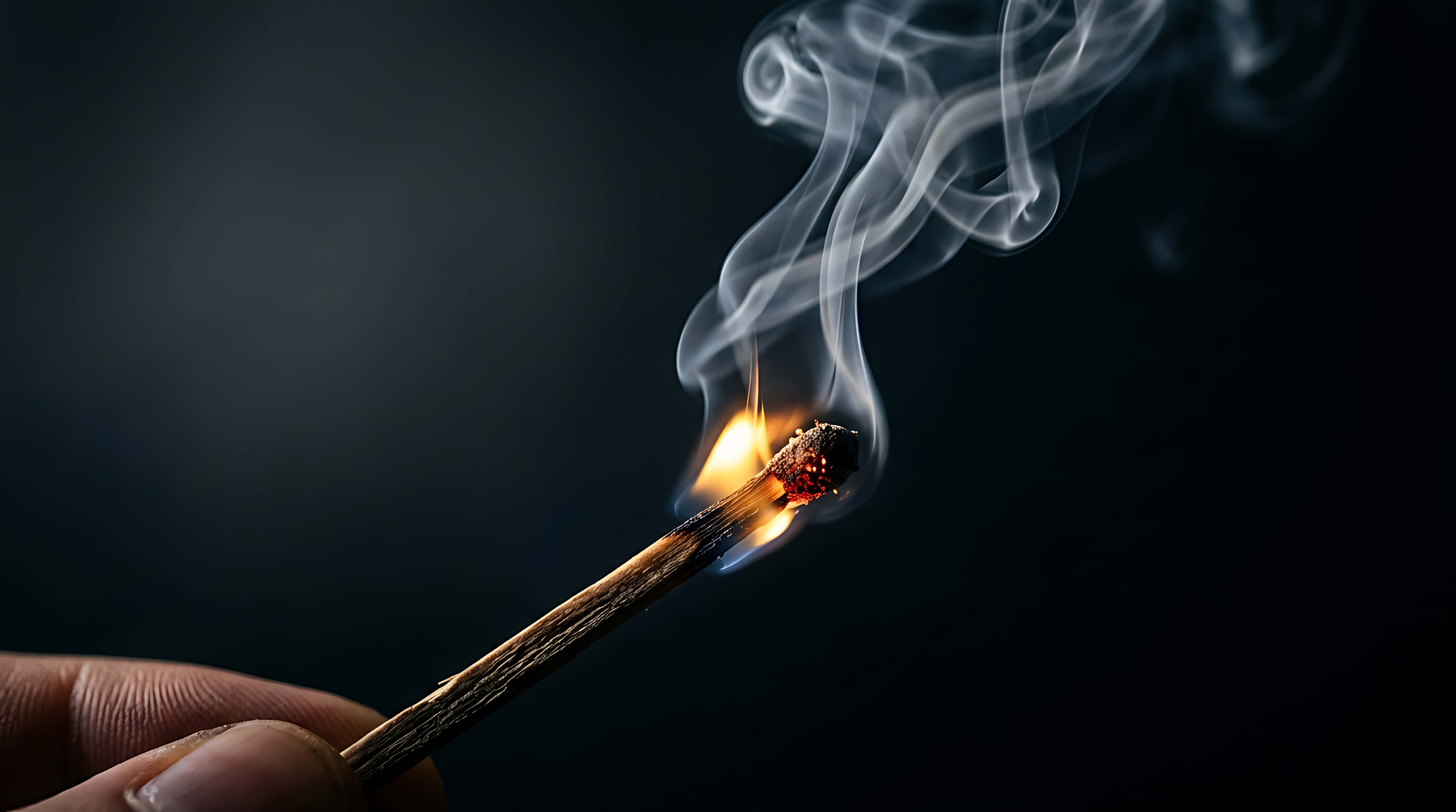 Tændstikantænding med flamme og dynamiske røgvirvler, filmisk makro af ildstart Wallpapers