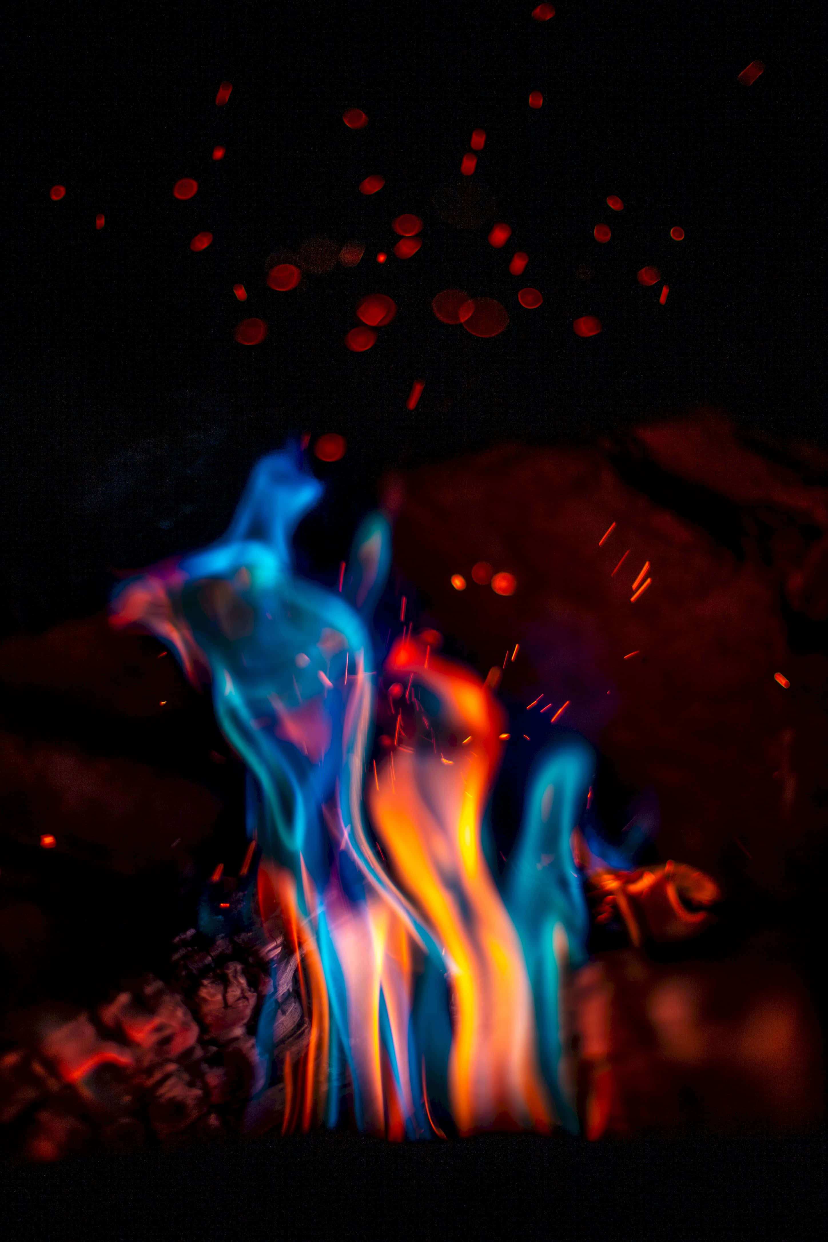 To flammer støder sammen: Den rasende røde og den uovervindelige blå Wallpapers