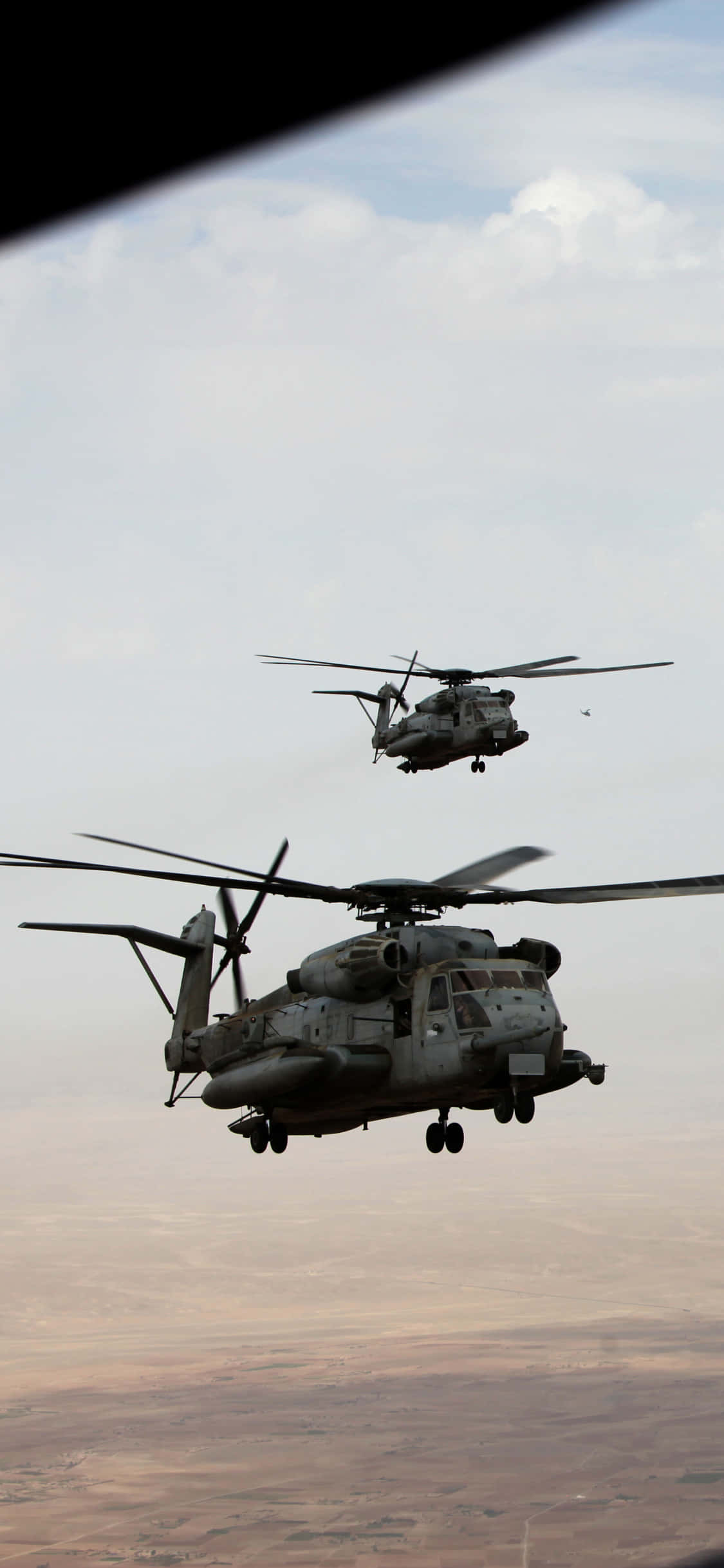 to helikoptere, der flyver på himlen Wallpapers