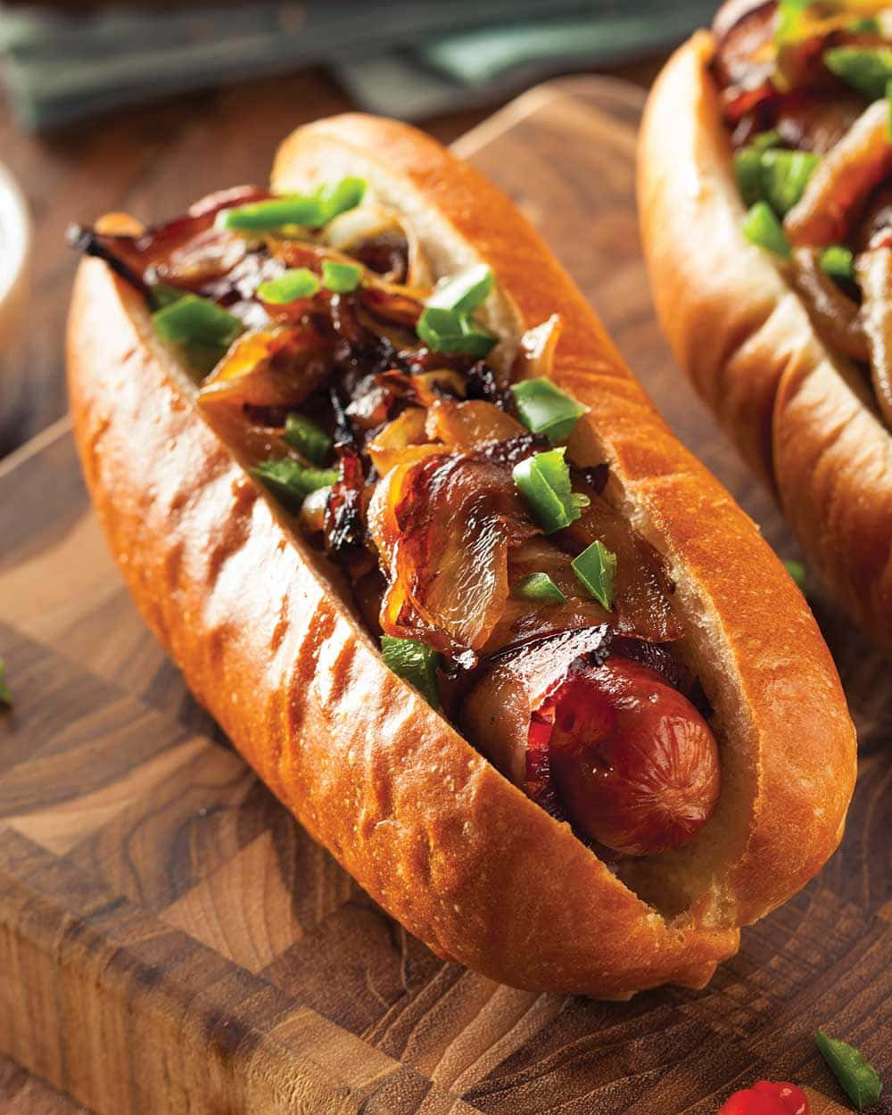 to hotdogs med løg og bacon på et skærebræt Wallpapers
