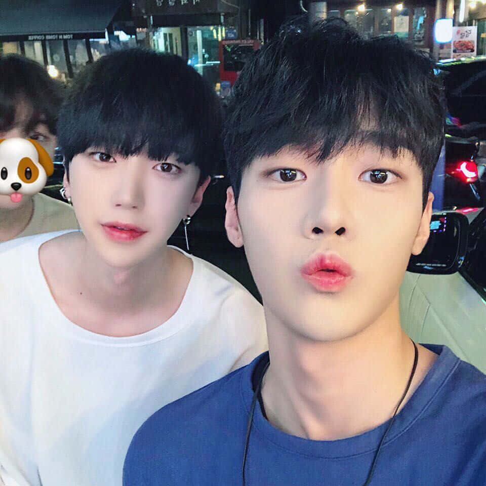 to koreanske drenge poserer til en selfie Wallpapers