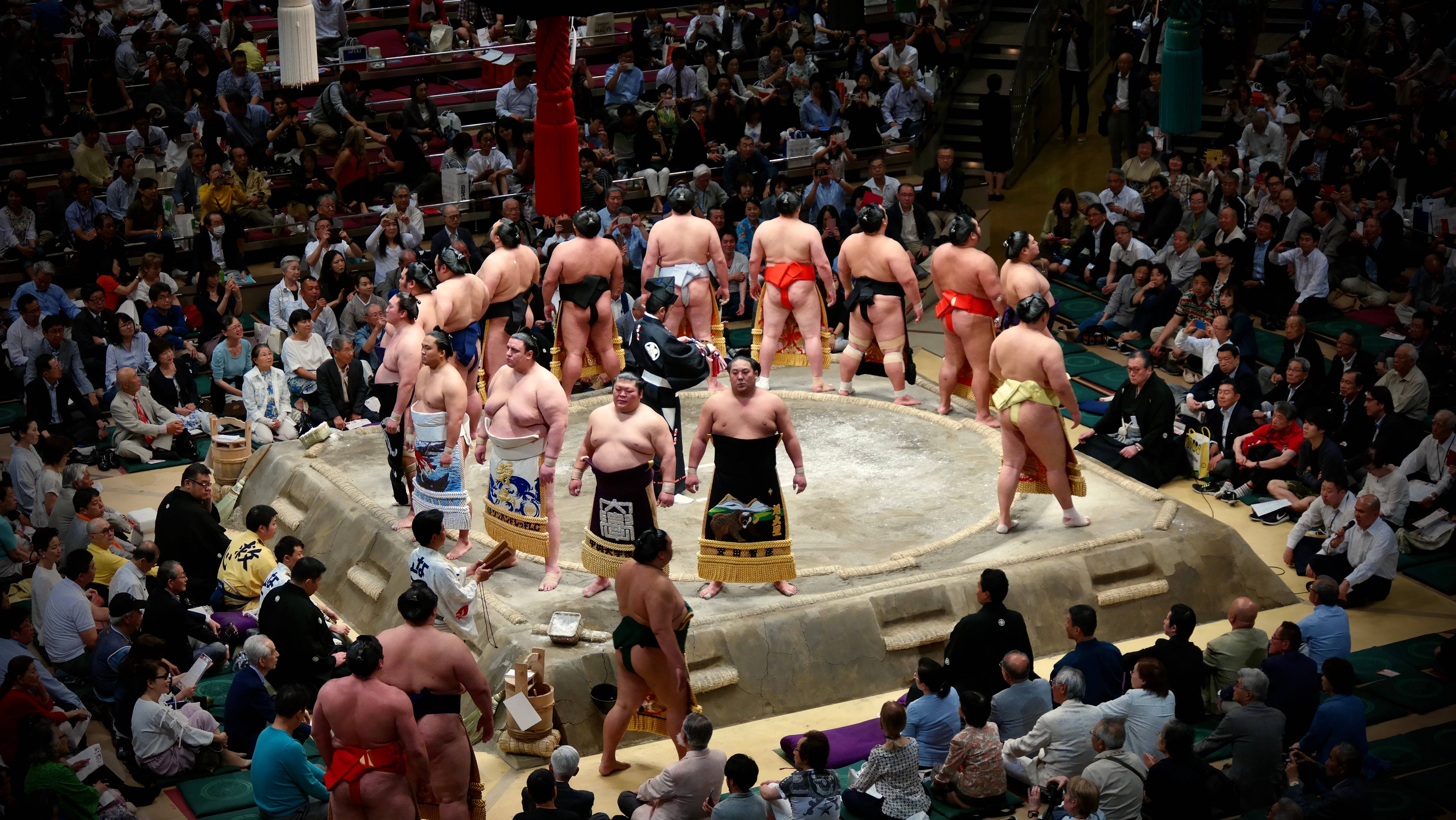 To sumobrydere kæmper i en traditionel japansk arena Wallpapers