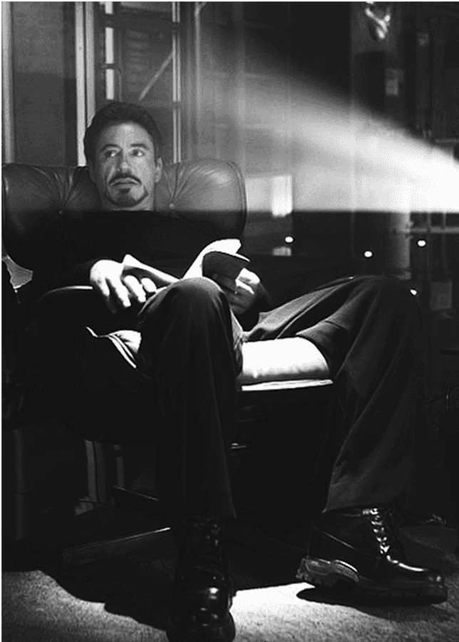 Tony Stark i eftertænksomt øjeblik Wallpapers