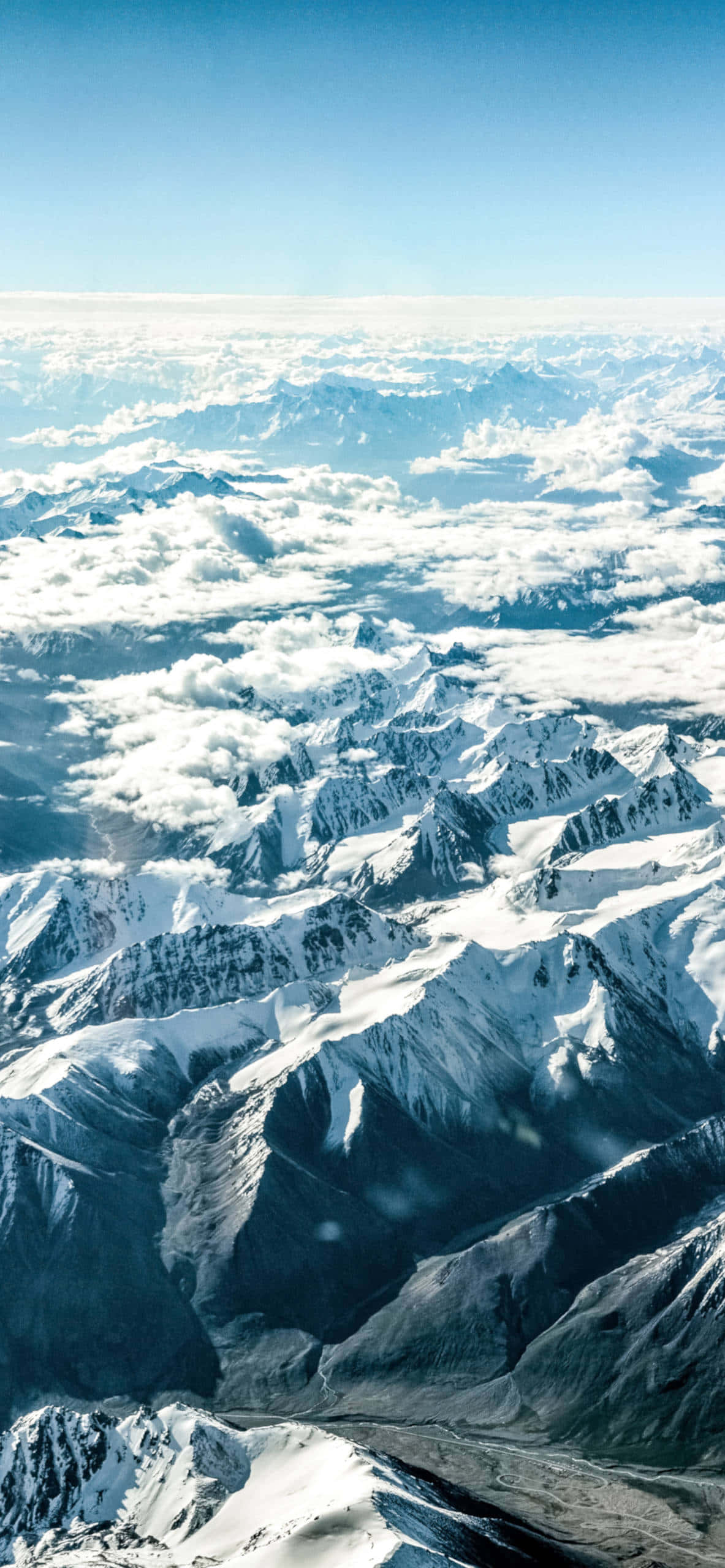 Toppene af de snedækkede Himalaya, der strækker sig mod himlen. Wallpapers