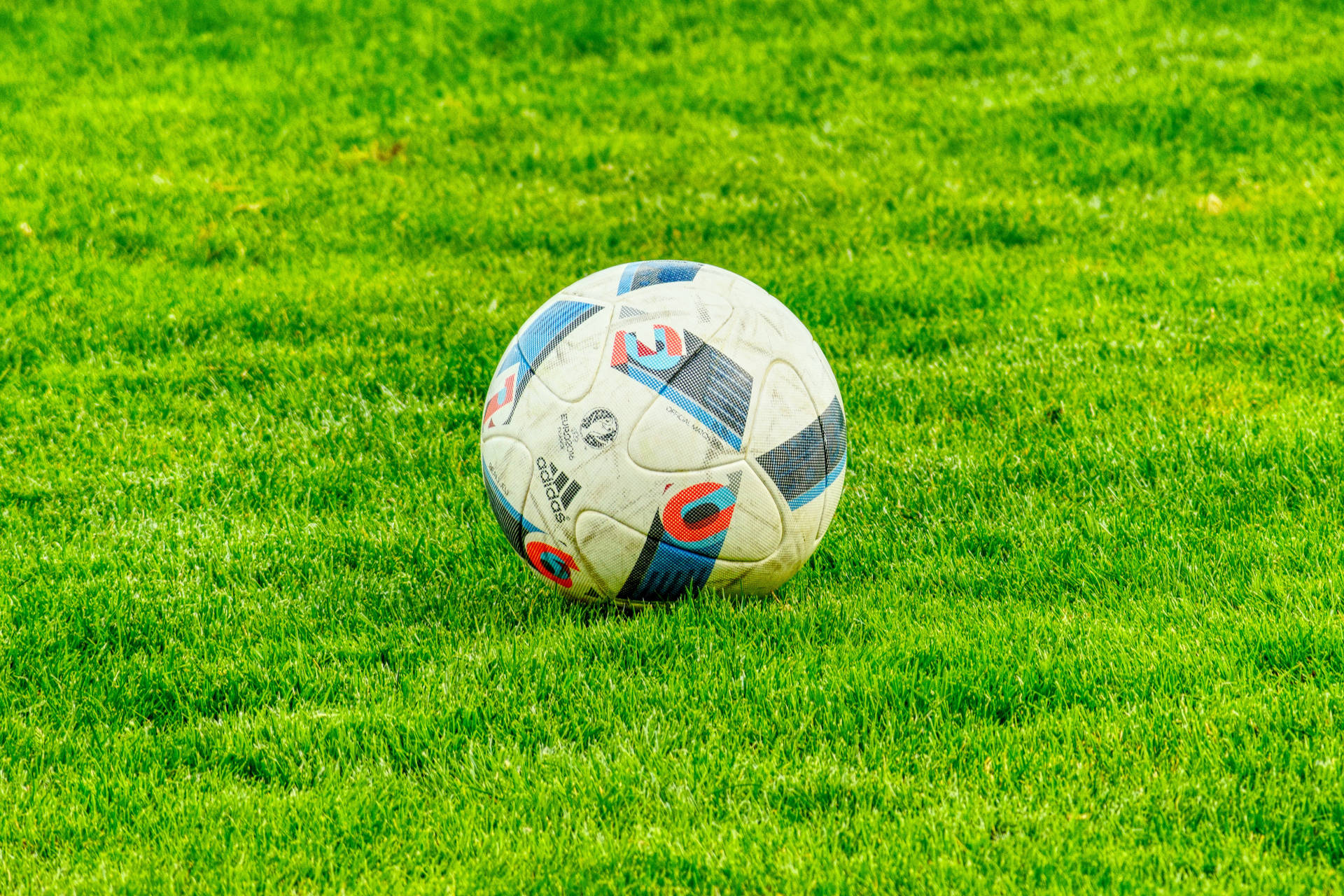 Grøn mark fodbold nærbillede fotografi baggrund. — Fodbold Wallpapers