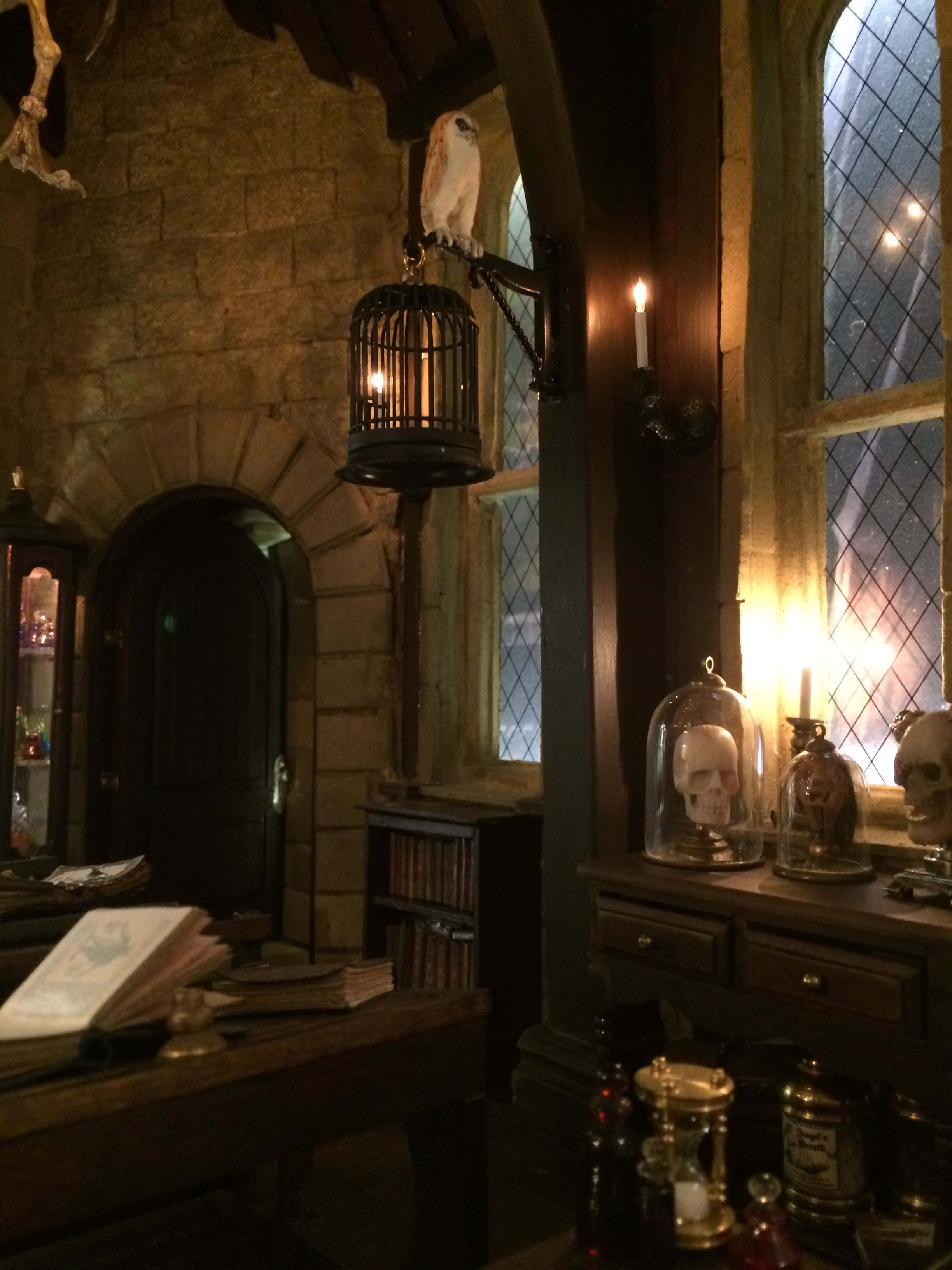 Træd ind i Hogwarts-mørkekunstklasseværelset og lås op for den mørke kunsts hemmeligheder. Wallpapers