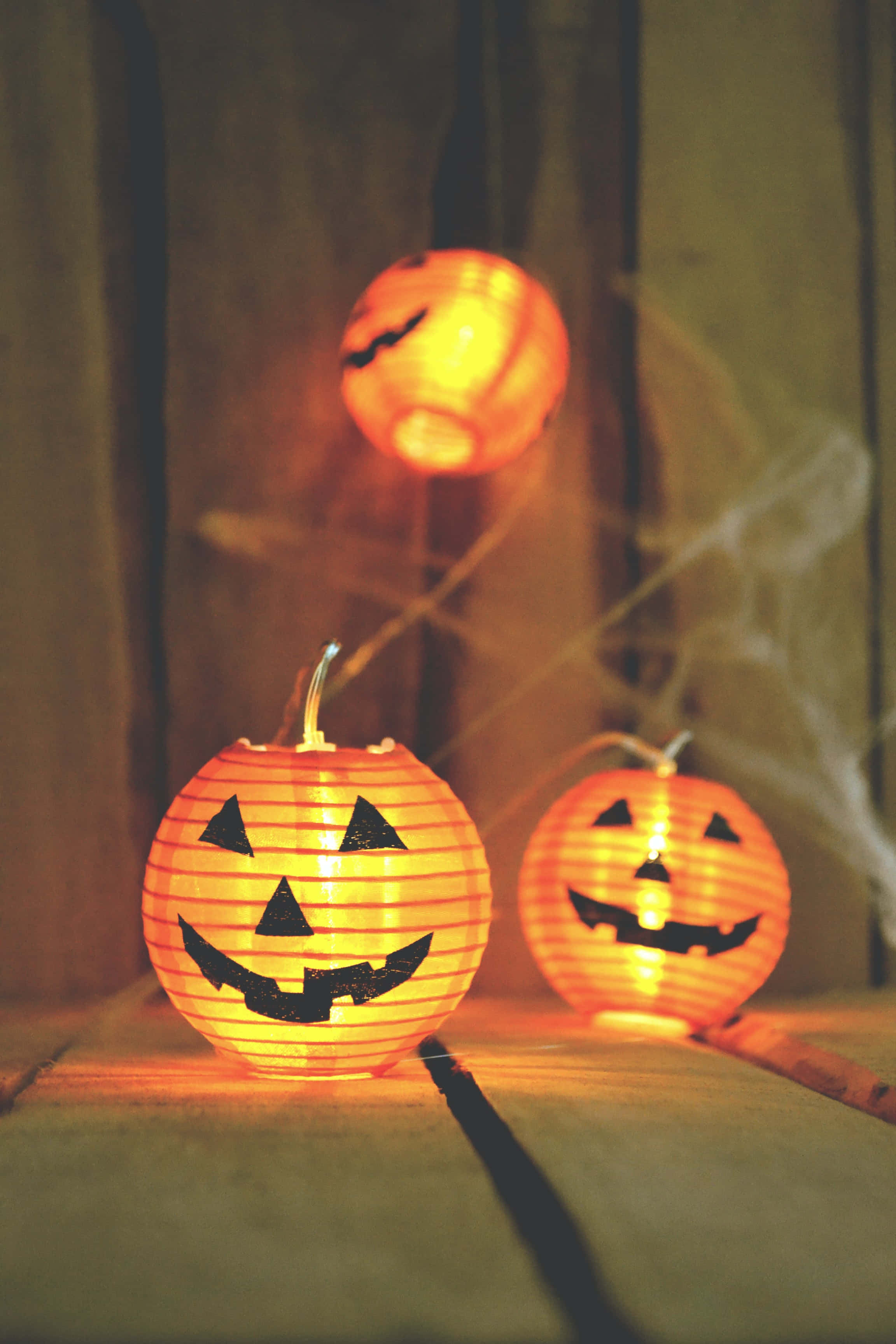 Tre græskar i høj opløsning til Halloween-baggrund Wallpapers