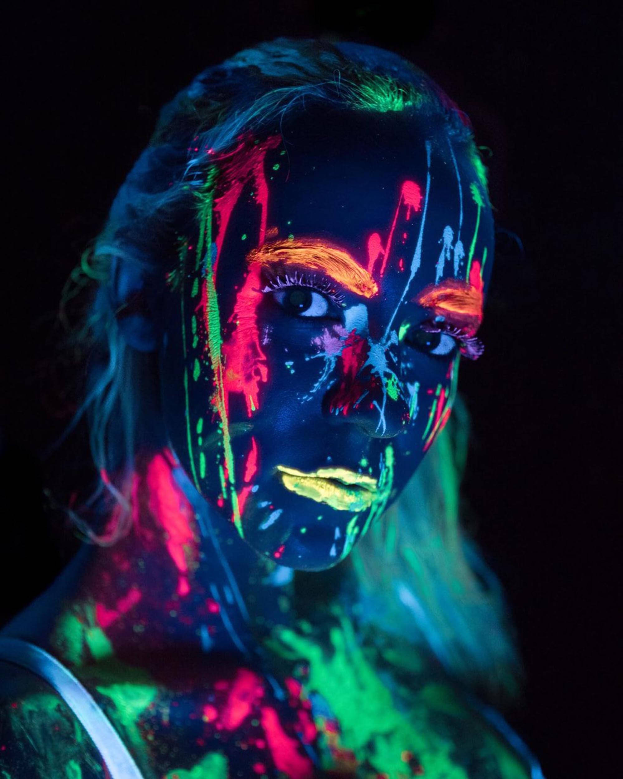 Trippy mørk æstetik neon dame Wallpapers