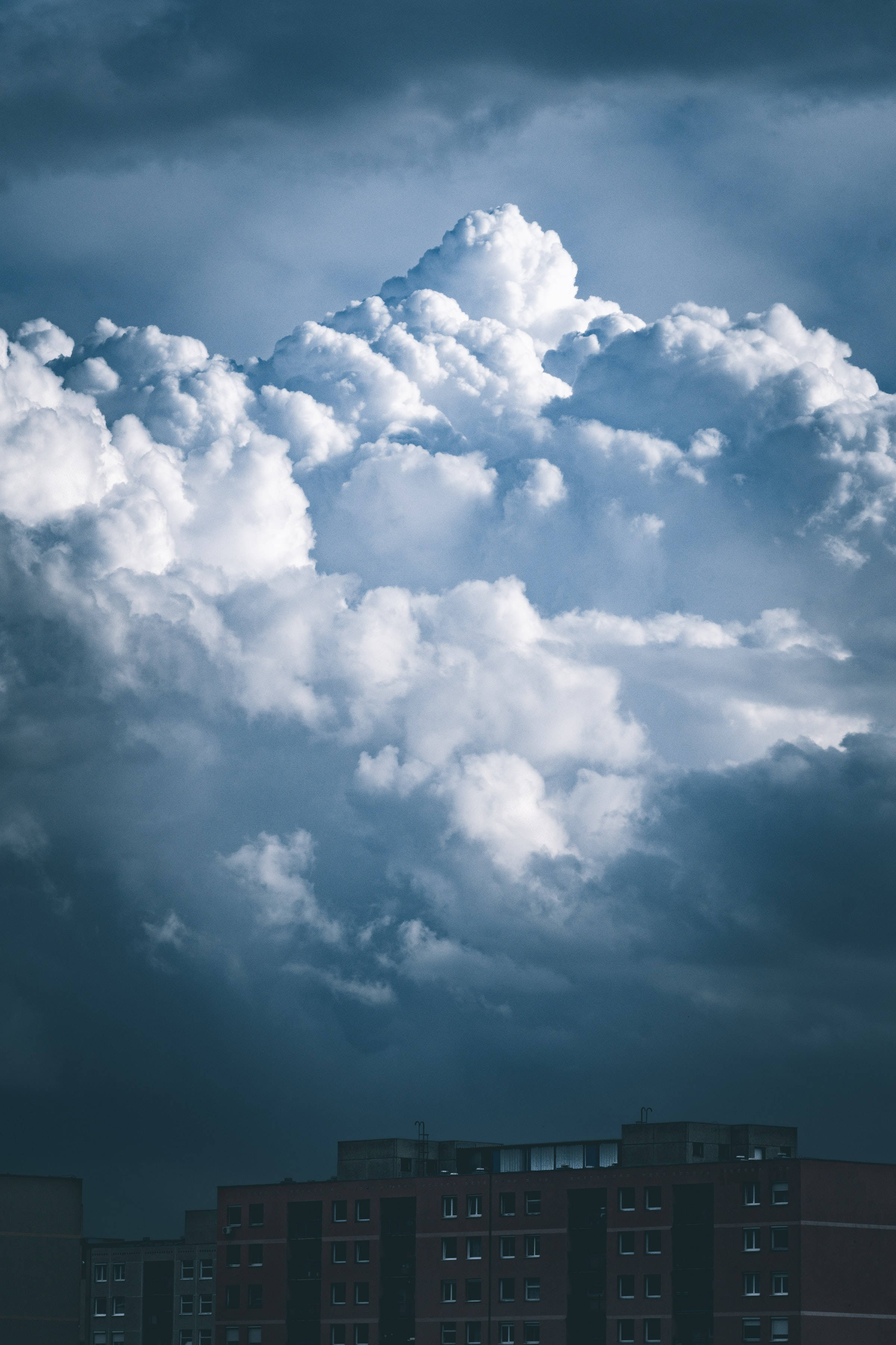 Trist vejr med skyet himmel over bygninger Wallpapers