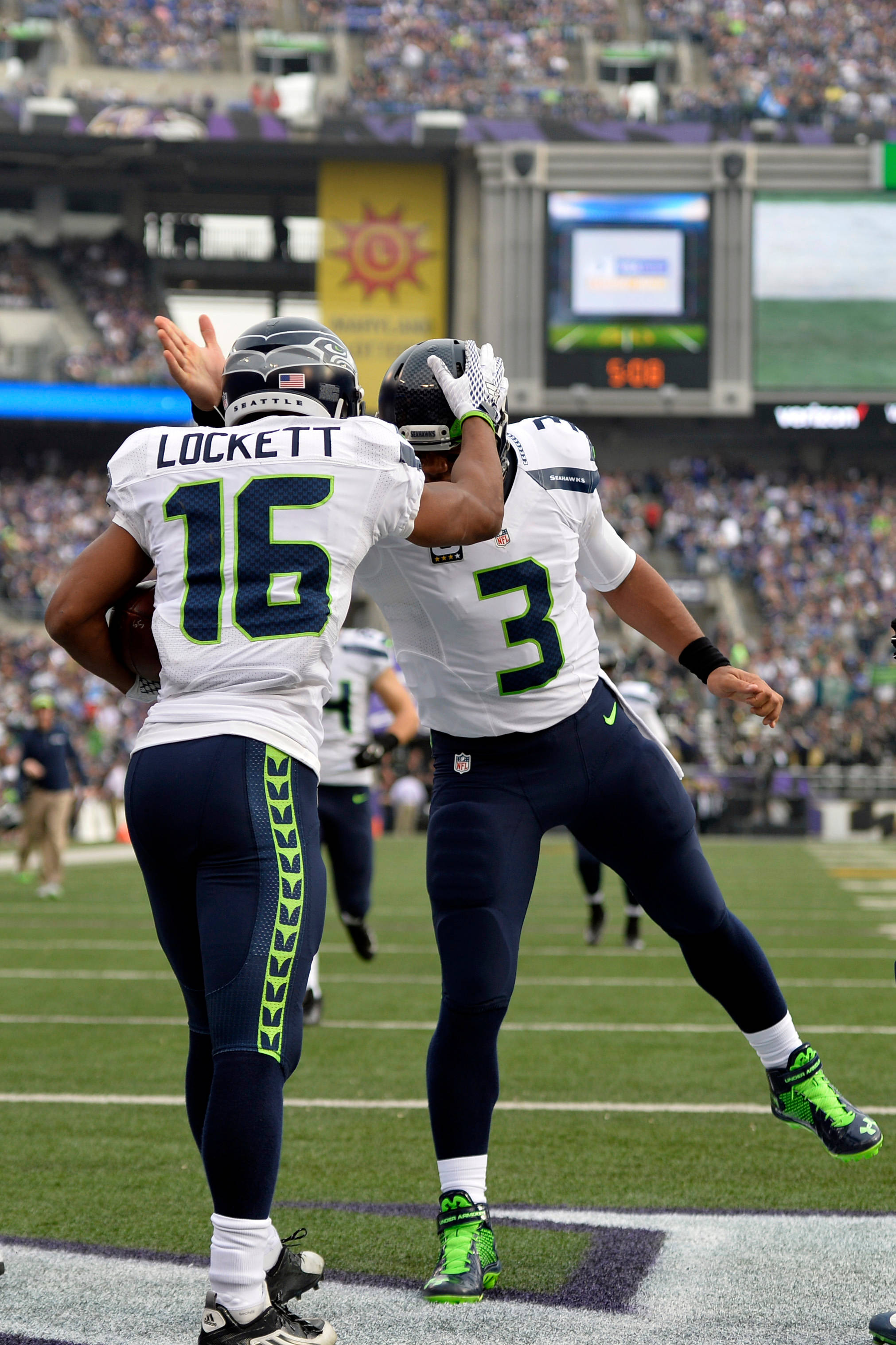 Tyler Lockett Russell Wilson Fodboldspiller Seattle Seahawks Wallpapers