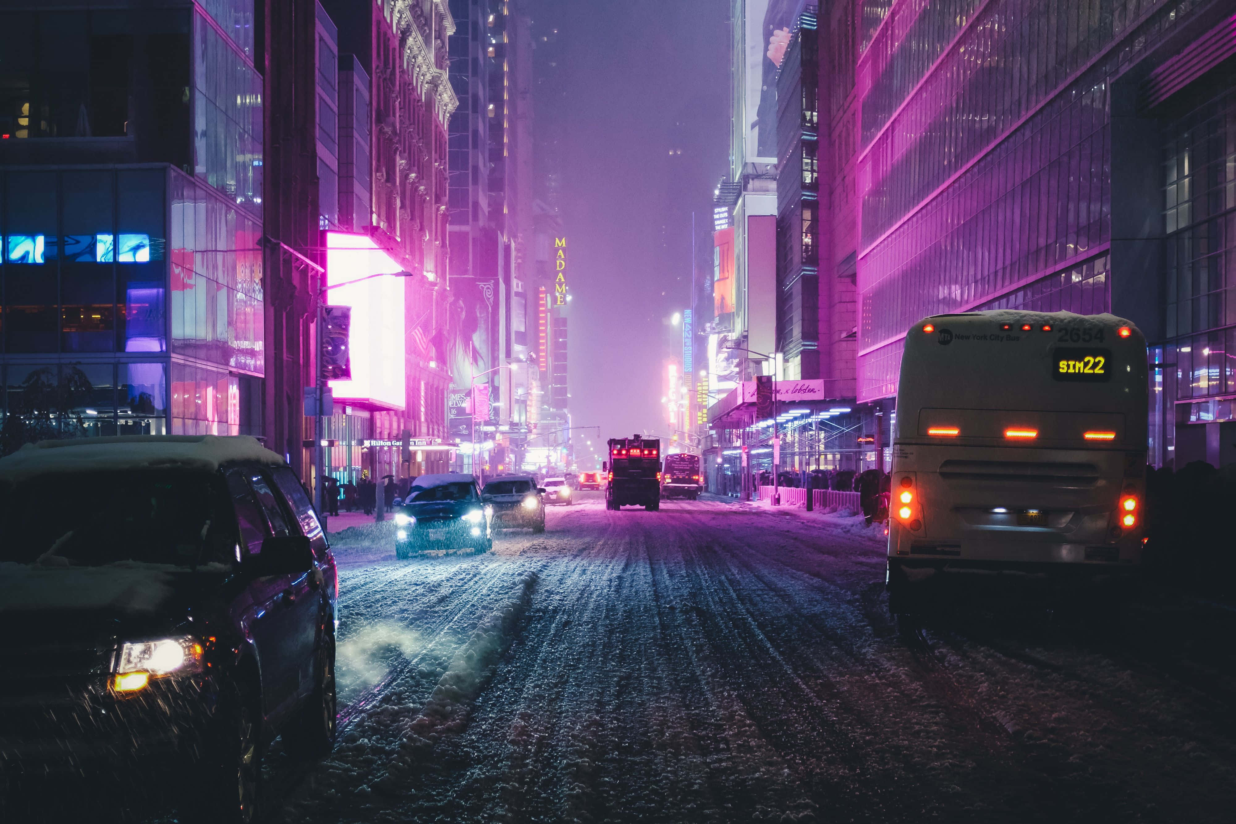 Udforsk al energien og livet i Neon City Wallpapers