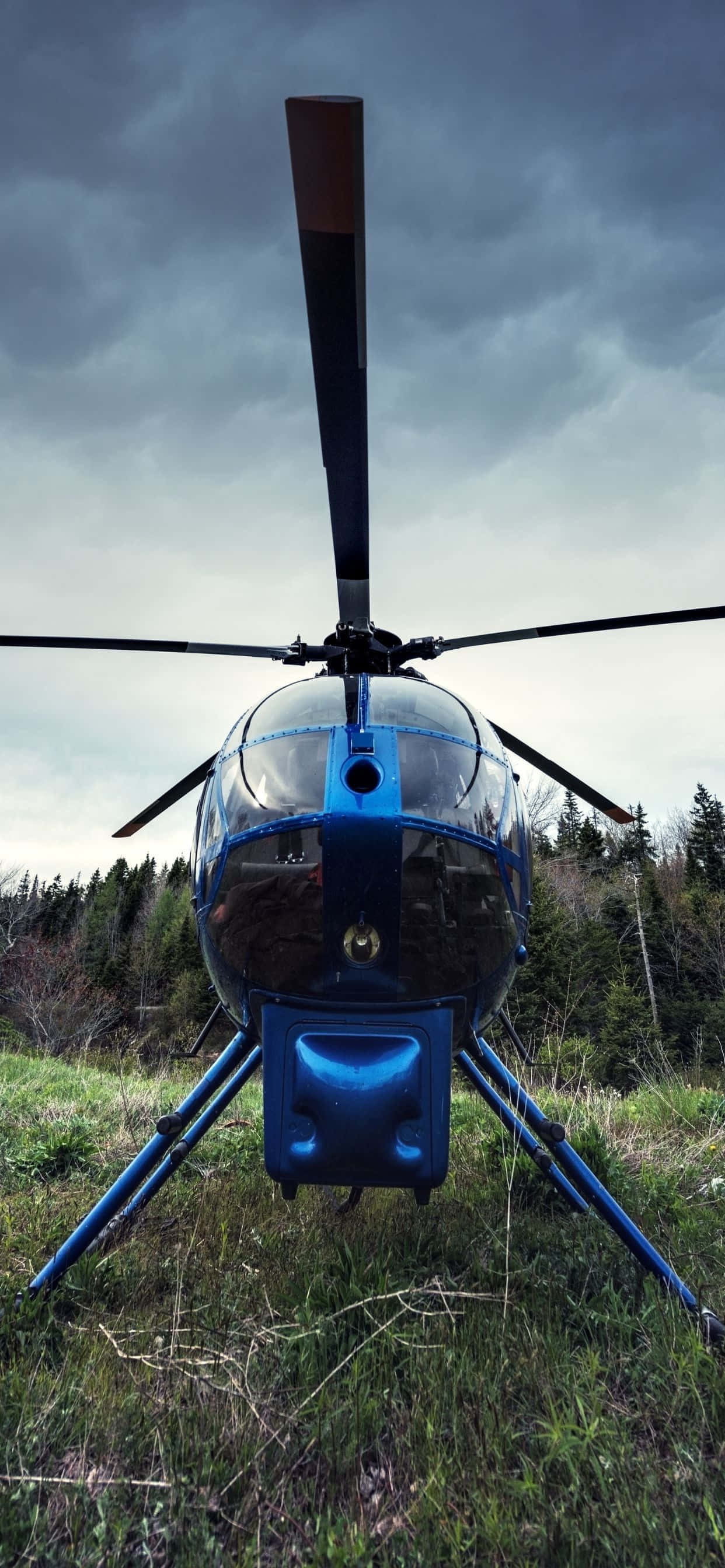 Udforsk himlen ombord på en topmoderne helikopter Wallpapers