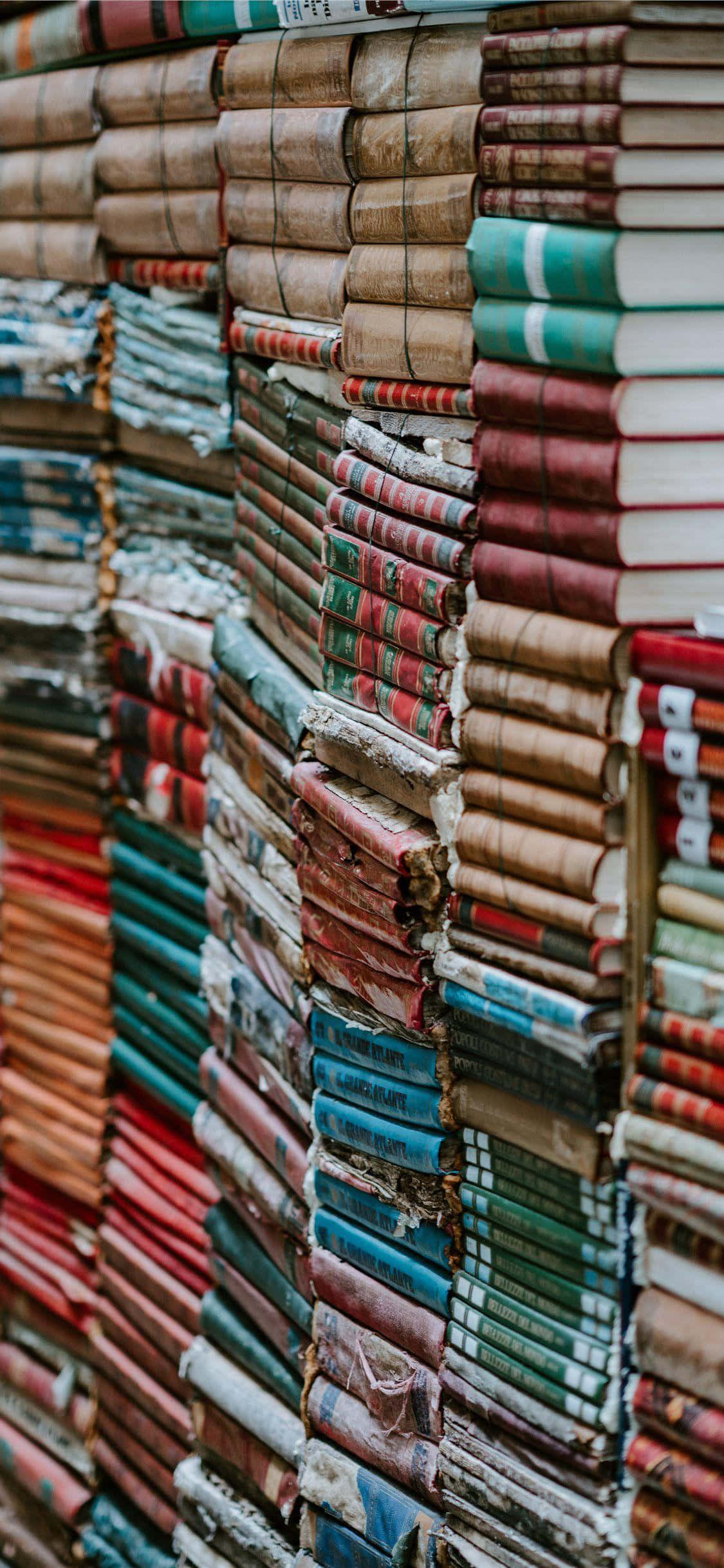 Udforsk nye ideer med en Books iPhone Wallpapers