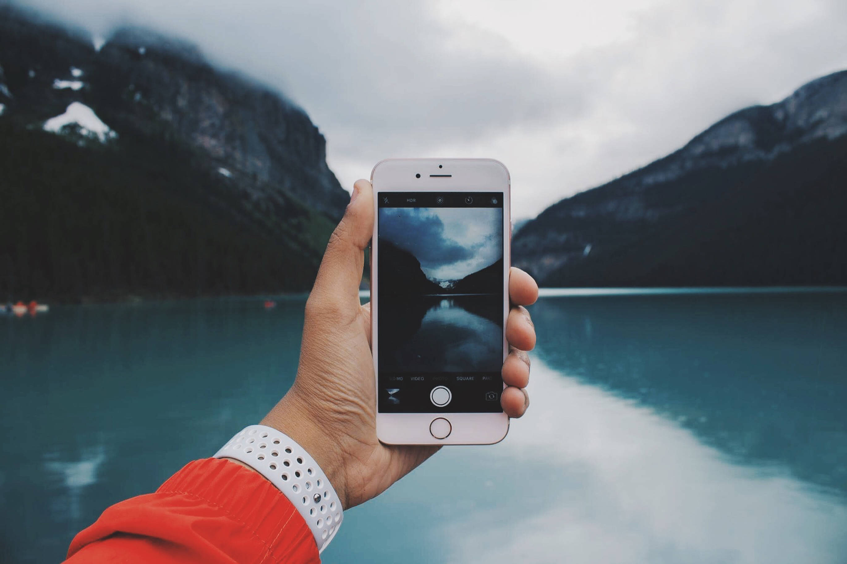 Udsøgt iPhone 8 mod en enkel, elegant baggrund Wallpapers