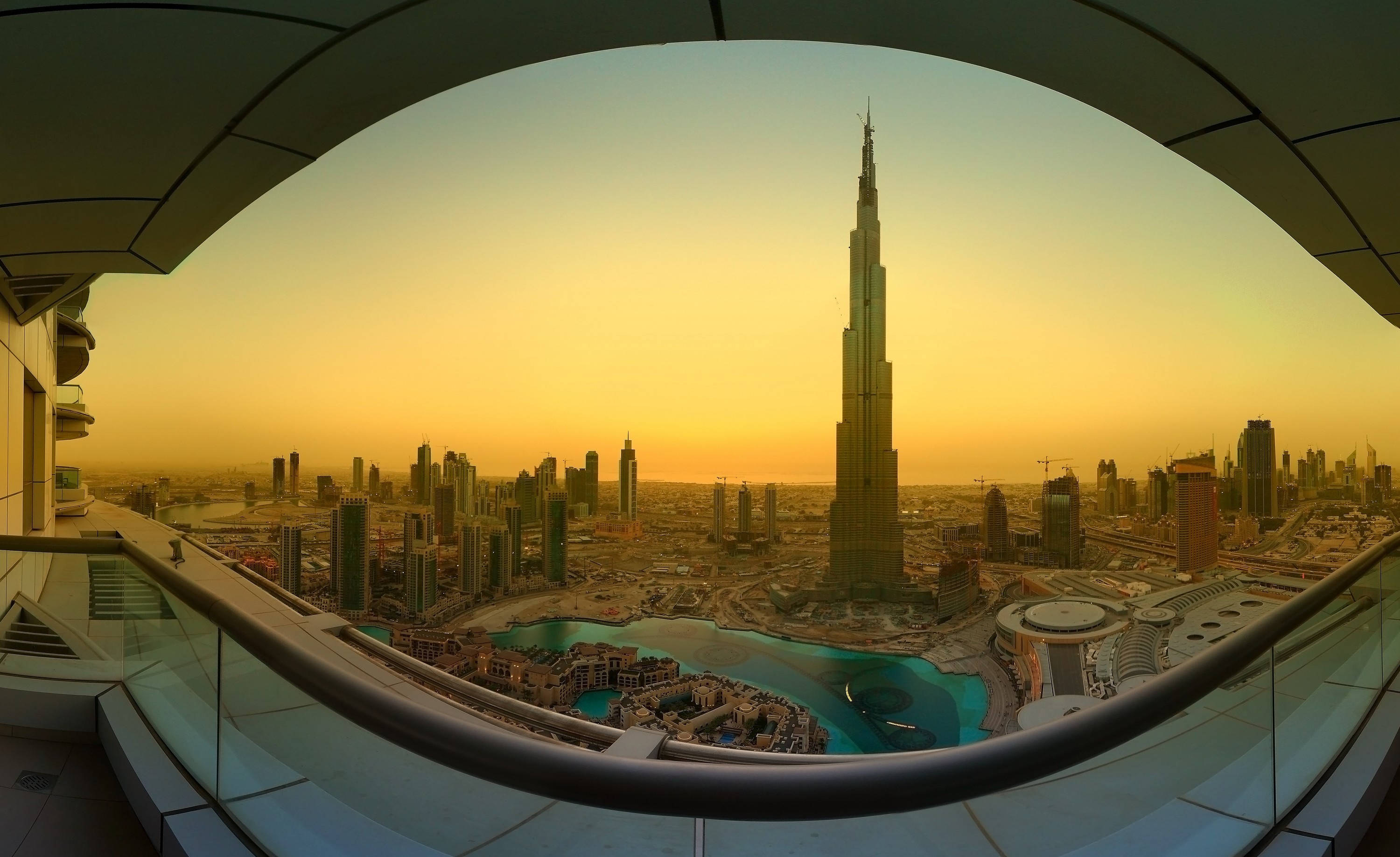 Udsøgt solopgang reflekteret i Burj Khalifa Wallpapers