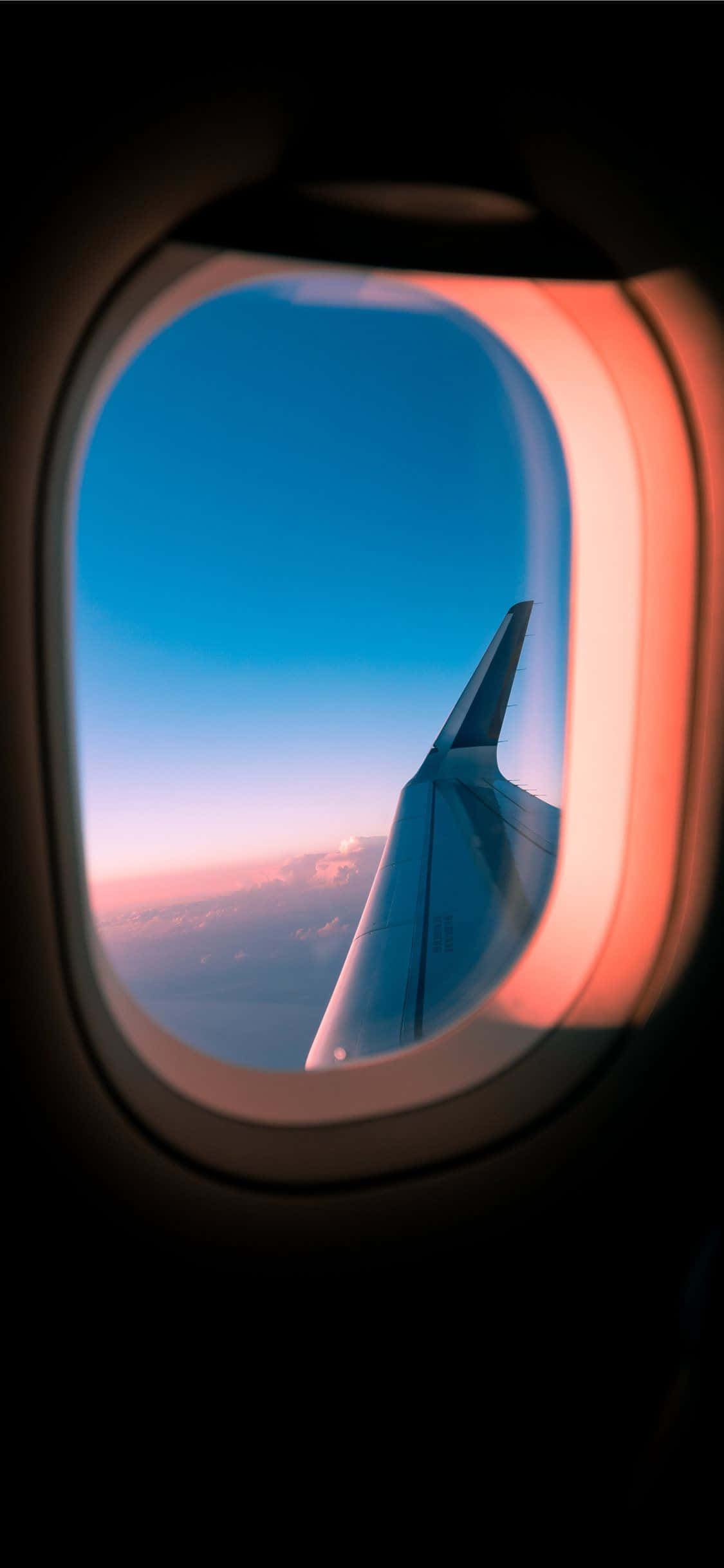 Udsigt fra oven - Et kommercielt passagerfly svæver over os Wallpapers