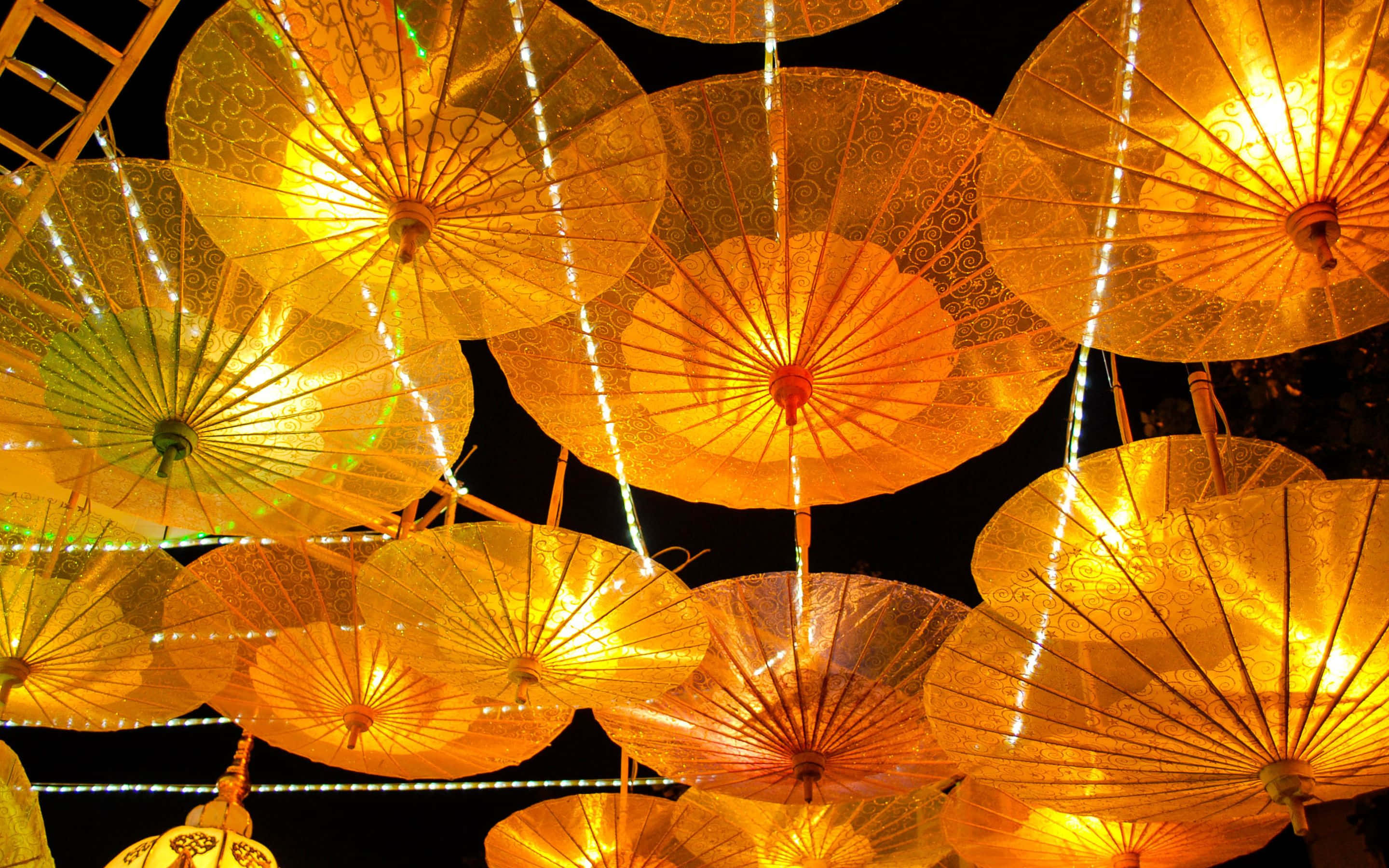 Udsigt over en dal med en stærkt oplyst sol Wallpapers