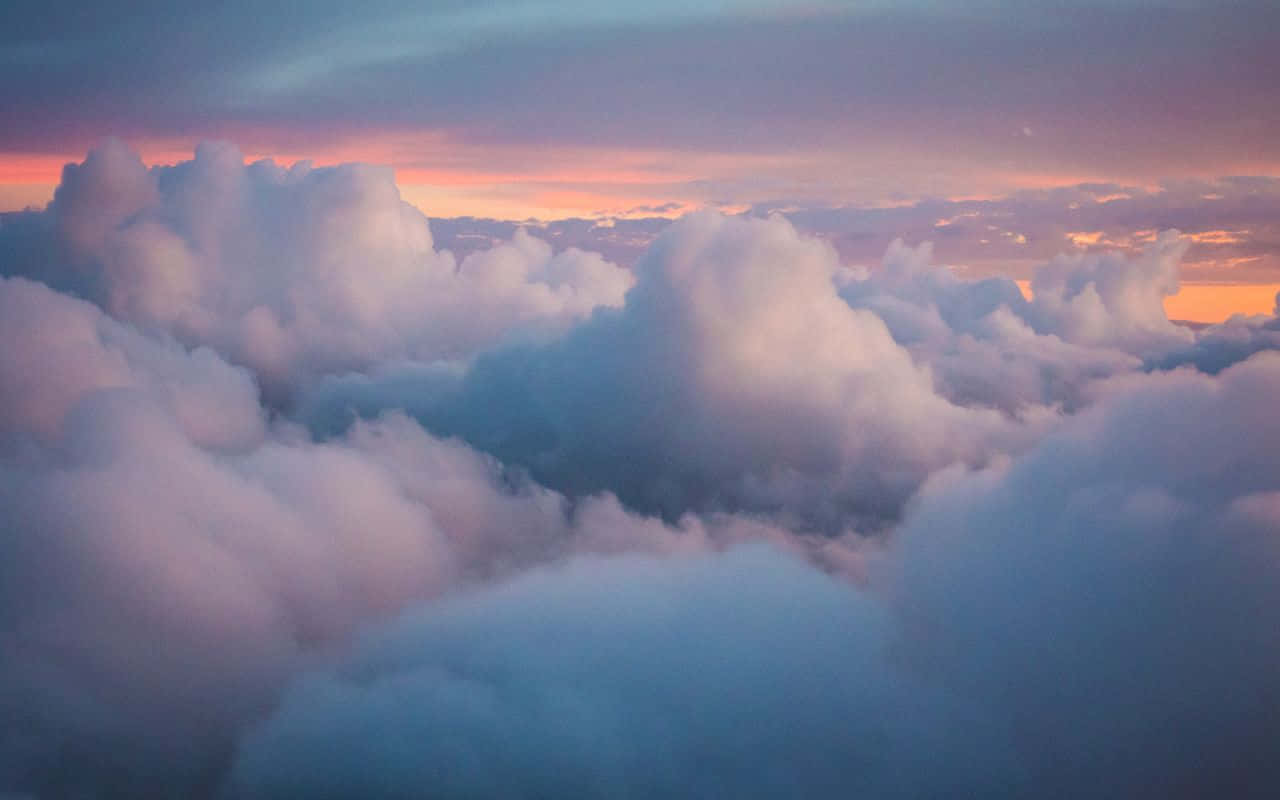 Udsigt til skyer fra et fly ved solnedgang Wallpapers
