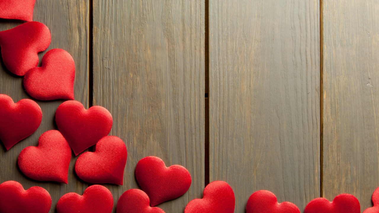Udtryk din kærlighed og omsorg med en smuk Love Heart-baggrund Wallpapers