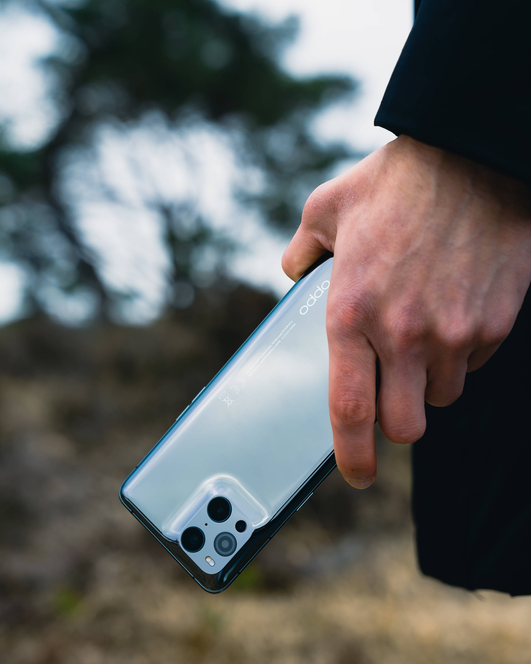 Ung mand med Oppo-enhed Wallpapers