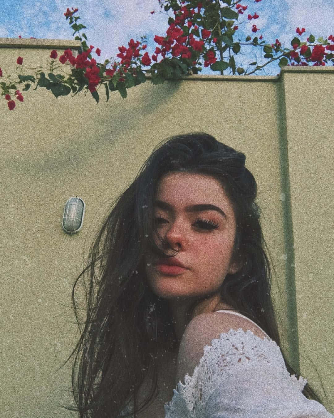 Ung smuk kvinde, der slapper af i en blomstermark Wallpapers