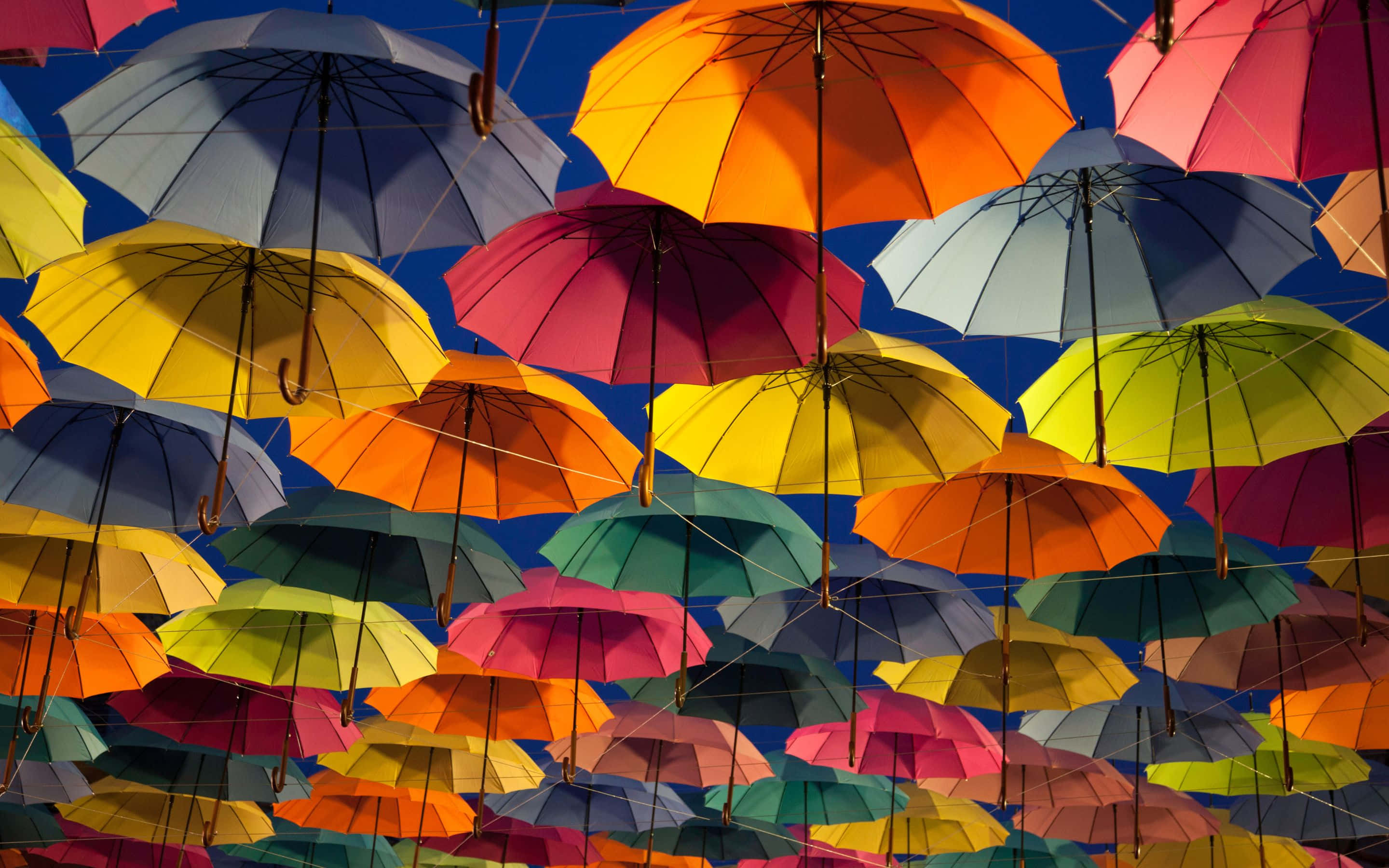 Utrolig nattehimmel med lysende bybillede Wallpapers