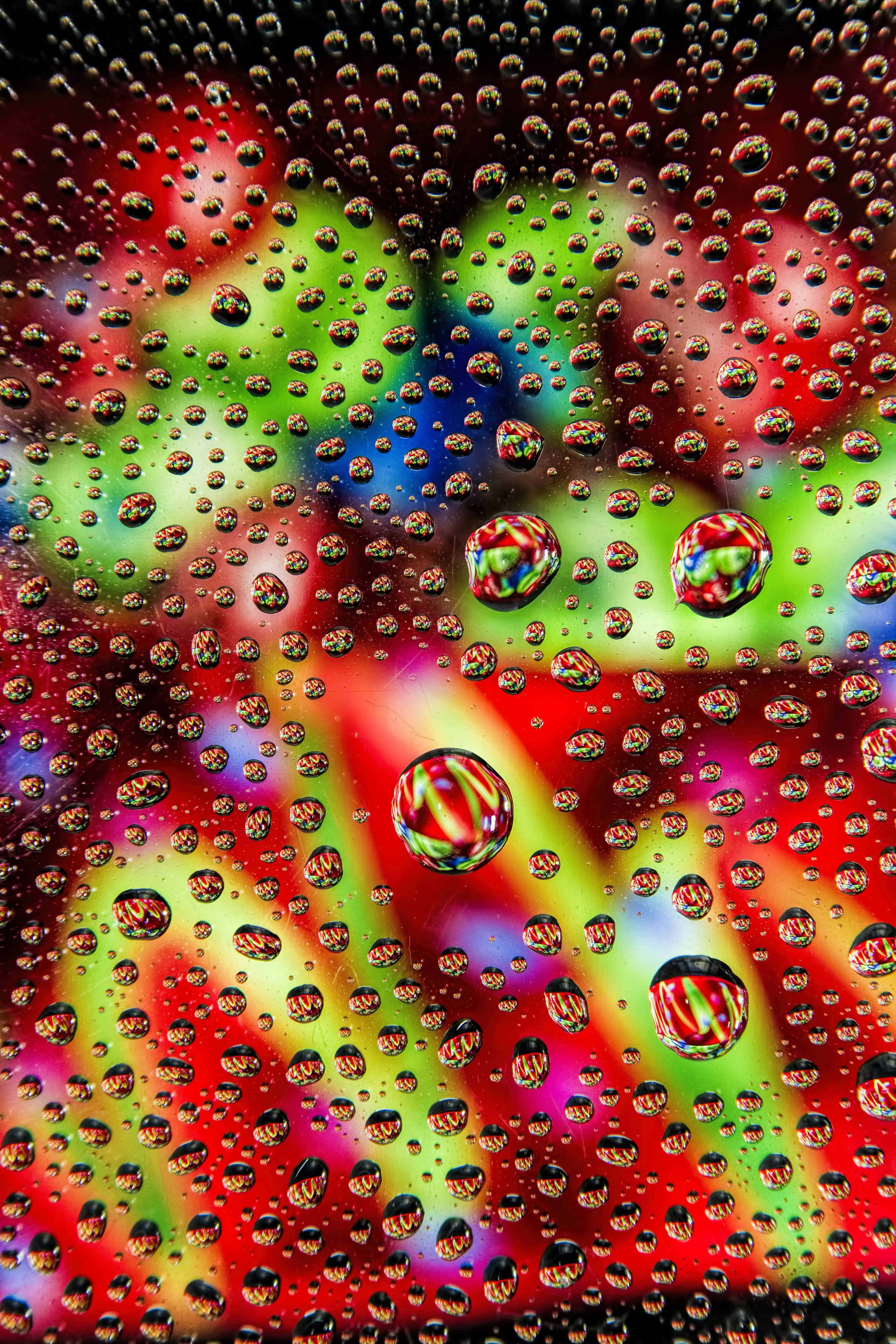 vanddråber på glas med farverige lys Wallpapers