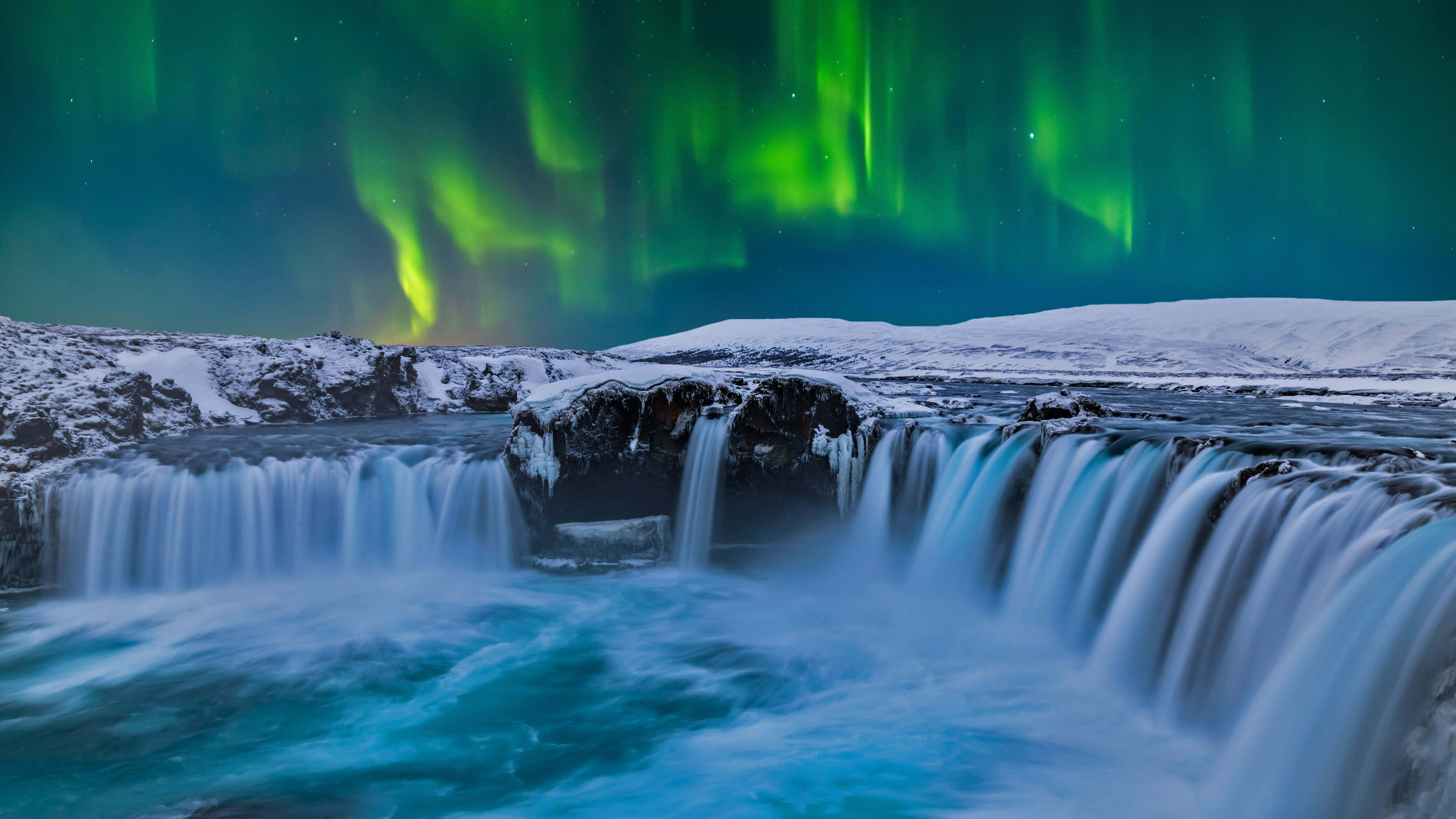 Vandfald med nordlys på Island til skrivebordet Wallpapers