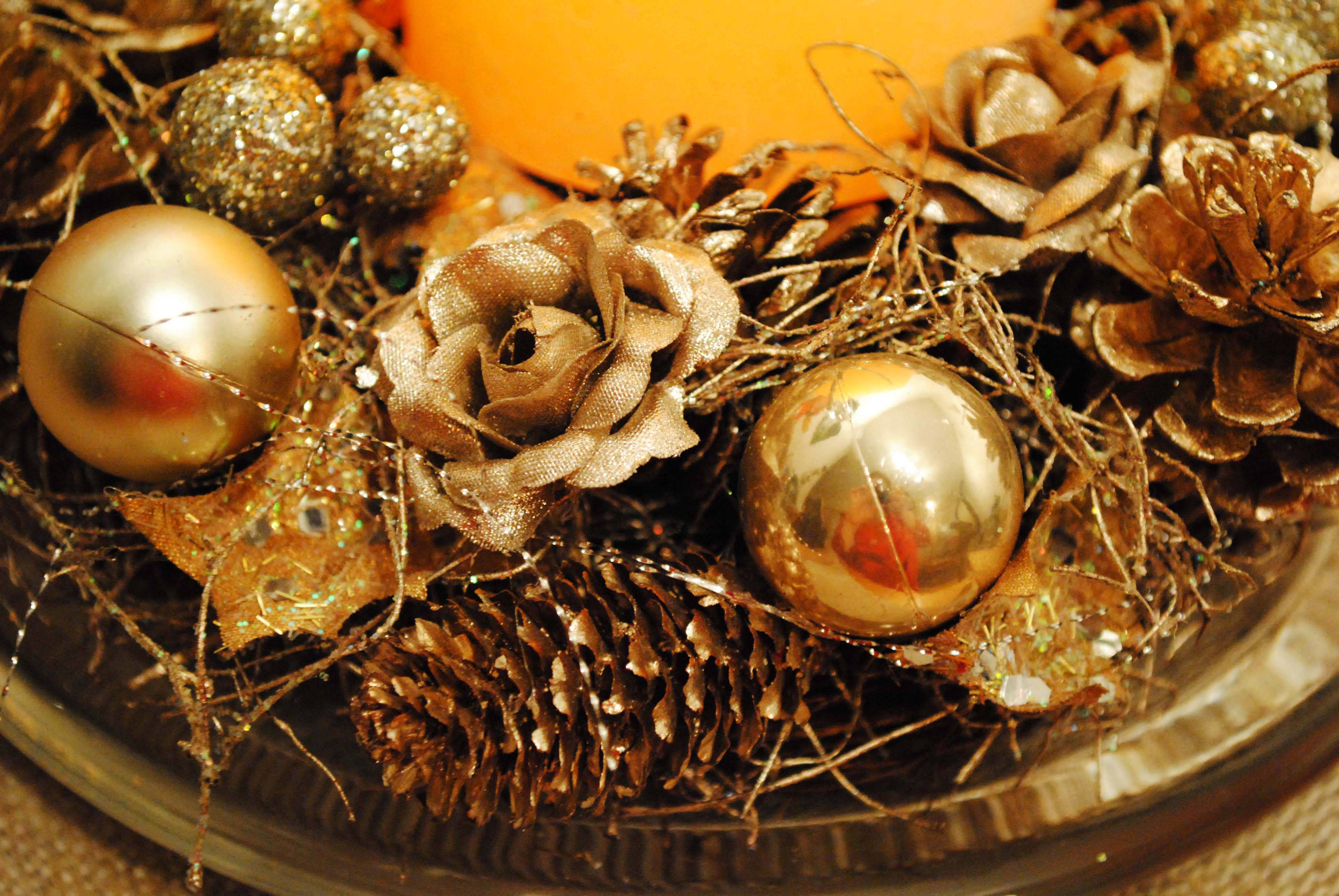 Varme, glitrende gyldne julepynt på et smukt juletræ. Wallpapers