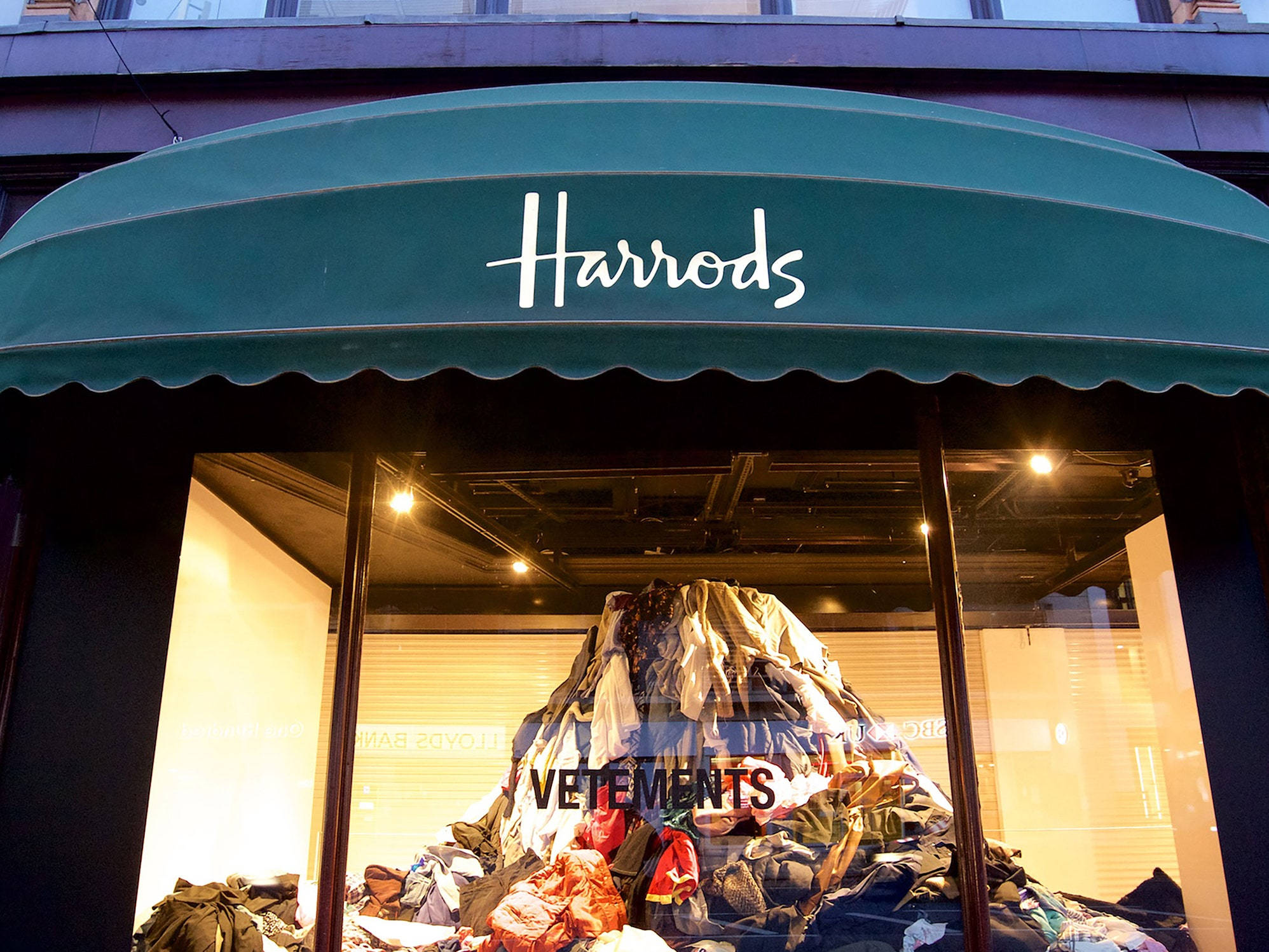 Vetements hos Harrods Wallpapers