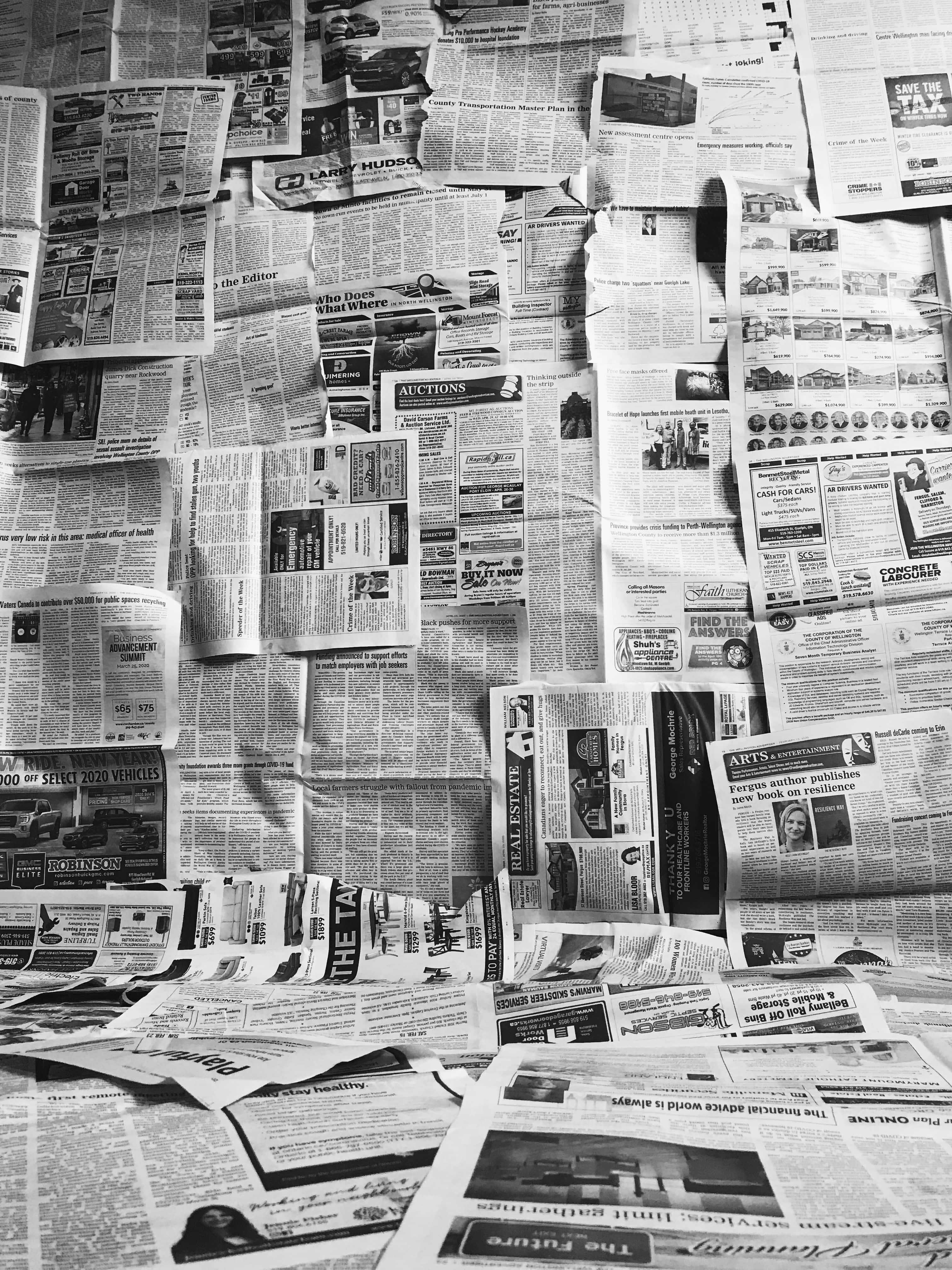 Vintage sort-hvide avisstabler Wallpapers