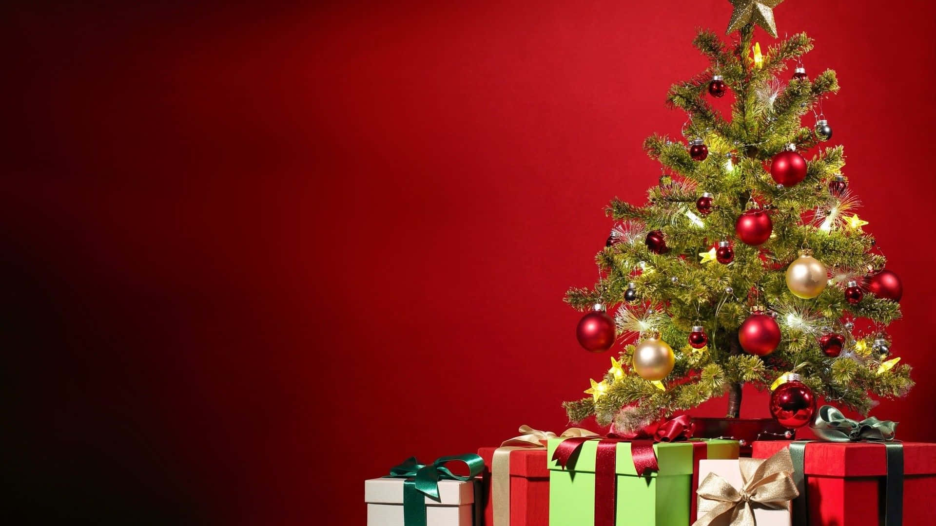 Vær glad i juletiden med dette festlige juletræ pyntet med stjerner og farverige ornamenter Wallpapers