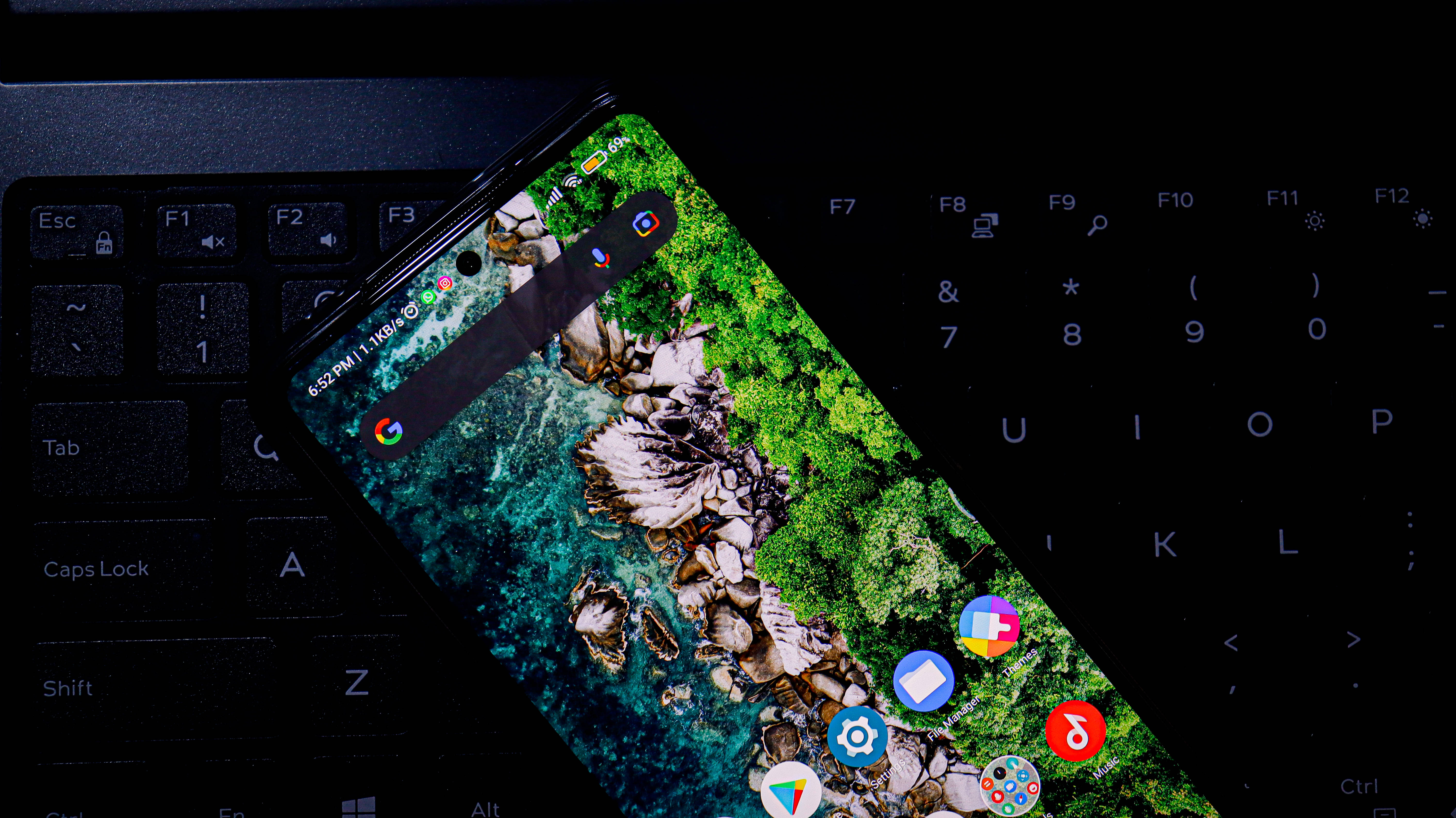 Xiaomi smartphone på tastatur Wallpapers