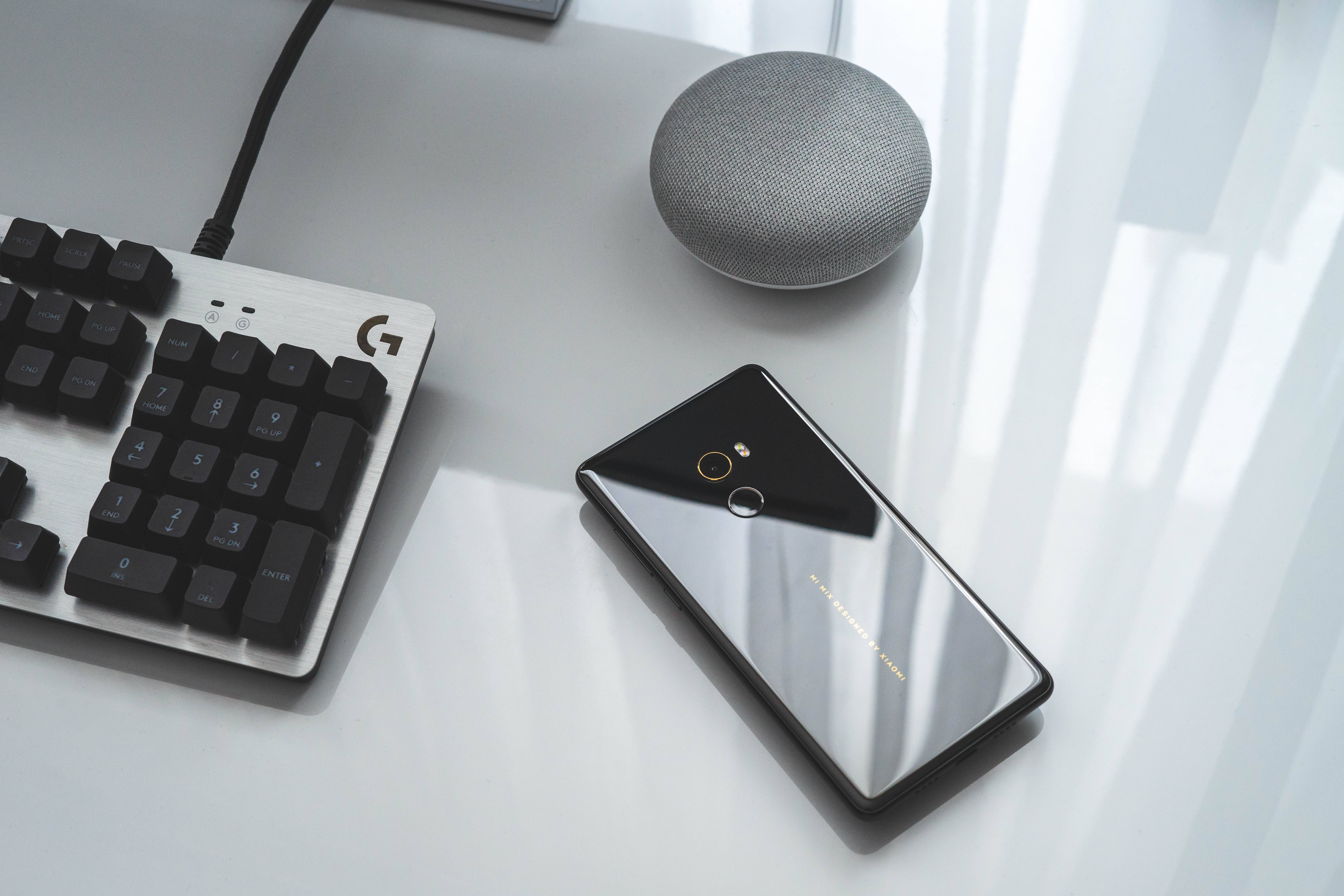 Xiaomi-telefon på bord Wallpapers
