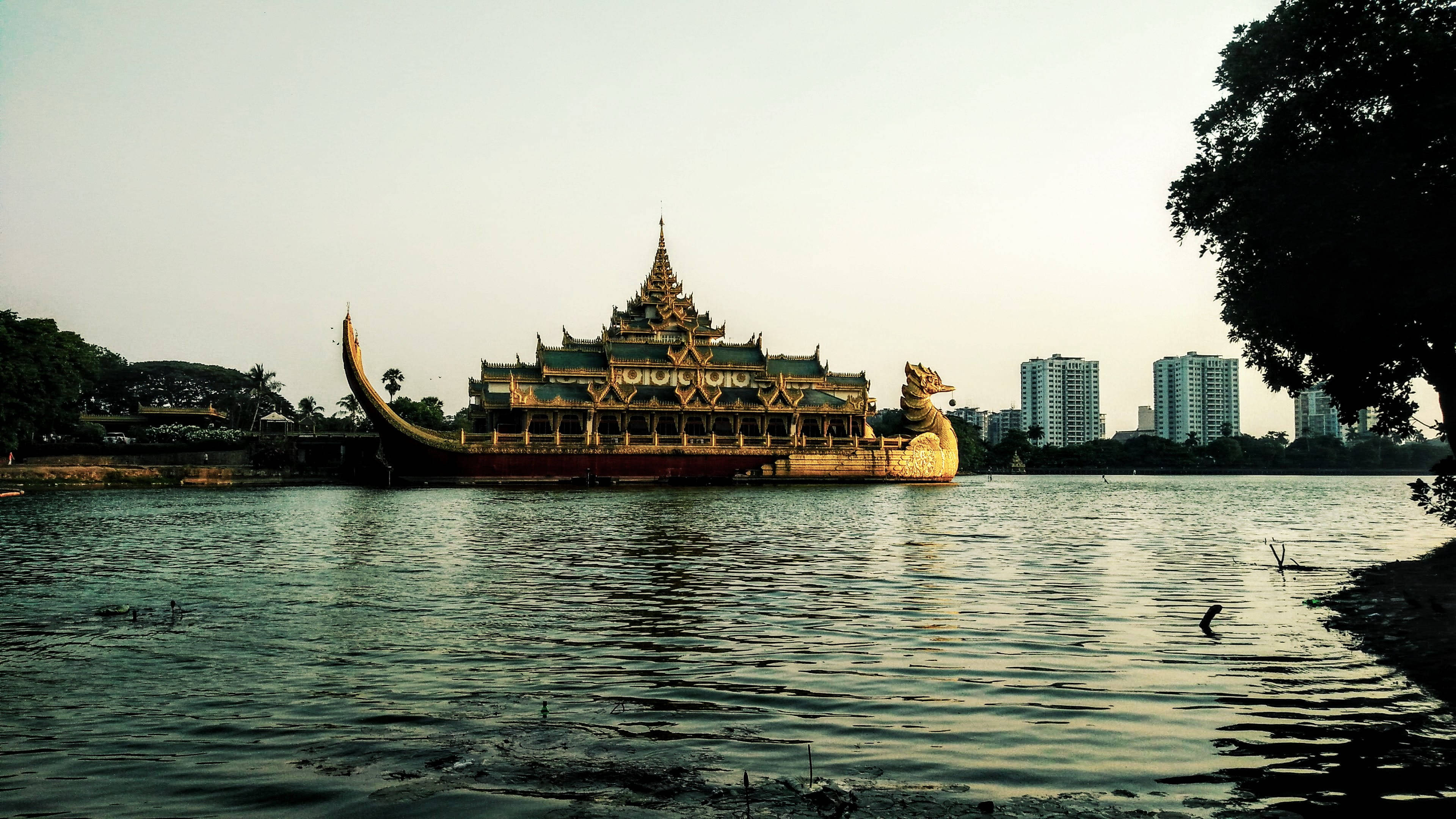 Yangon Flydende Restaurant Wallpapers