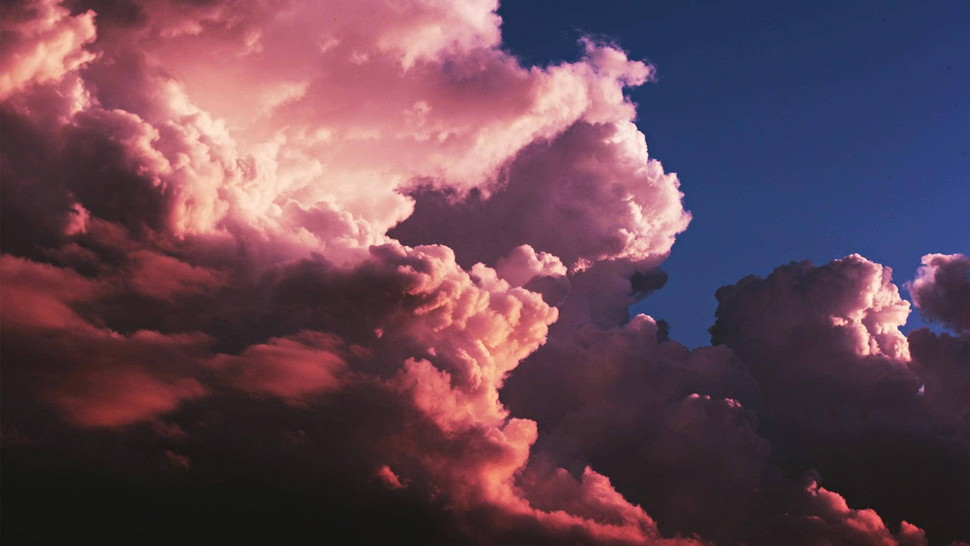 Yndefuld solnedgang med luftige røde æstetiske skyer Wallpapers