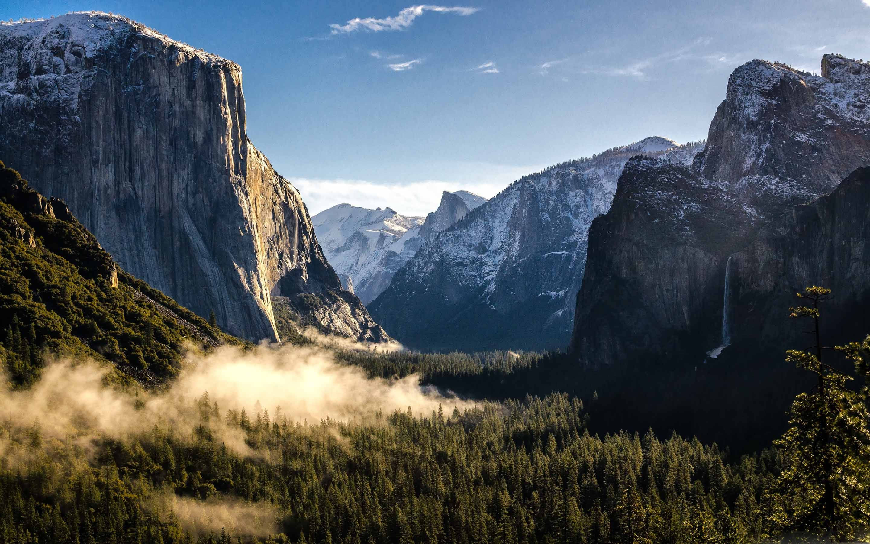 Yosemite-dalens snehvide tinder reflekteret af MacBook Wallpapers
