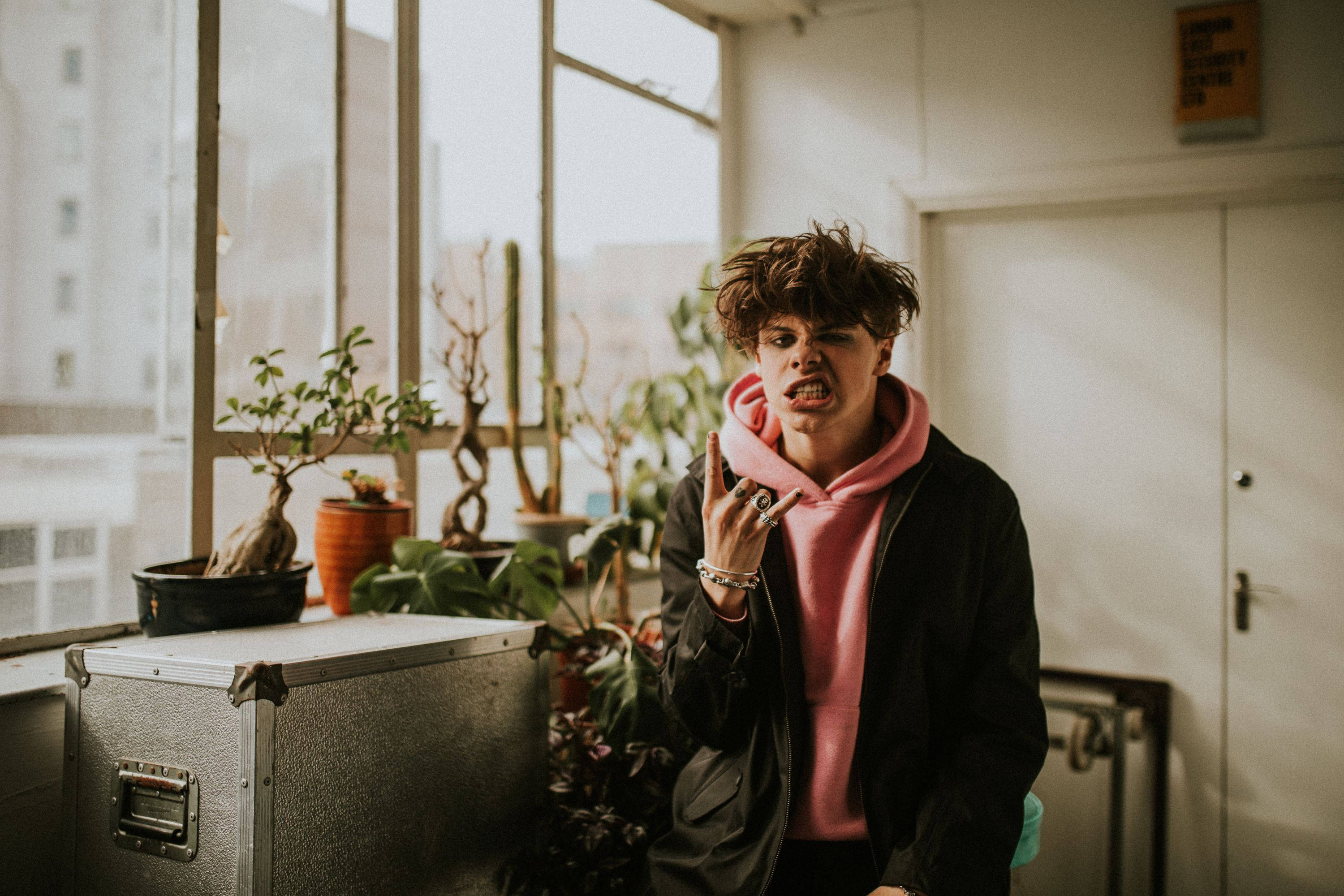Yungblud lyserød hættetrøje Wallpapers