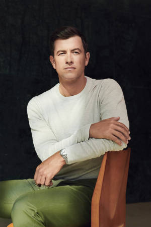 Adam Scott på en stol — Preppy æstetik Wallpapers