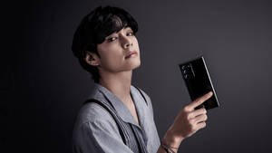 Æstetisk BTS V med telefon — Bts æstetik Wallpapers