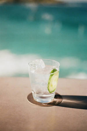 Afkølet gin med skiveskåret agurk — Låseskærm Wallpapers
