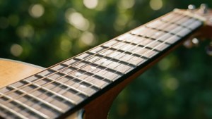 Tæt på guitarstrenge med grøn bokeh og varmt sollys. — Musik æstetik Wallpapers