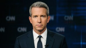 Studieportræt af Anderson Cooper med CNN-branding.