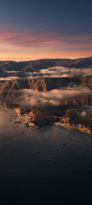 Både Nær Kyst og Bjerg med Aftenhimmel — Oppo K14 Lite Wallpapers