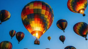 Flere farverige varmluftballoner på en blå himmel. — Himmeludsigt Wallpapers