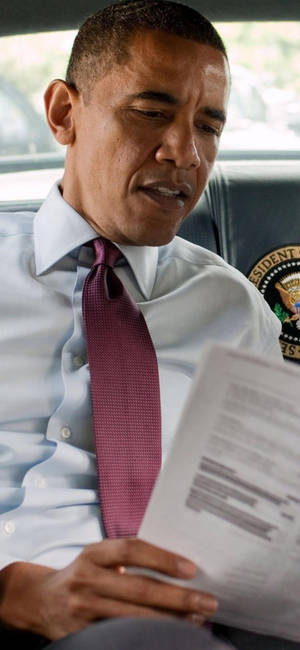 Barack Obama dyb læsning baggrund — iPhone 18 Pro Max Wallpapers
