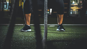 Battle rope træning i fitnesscenteret tapet — iMac Wallpapers